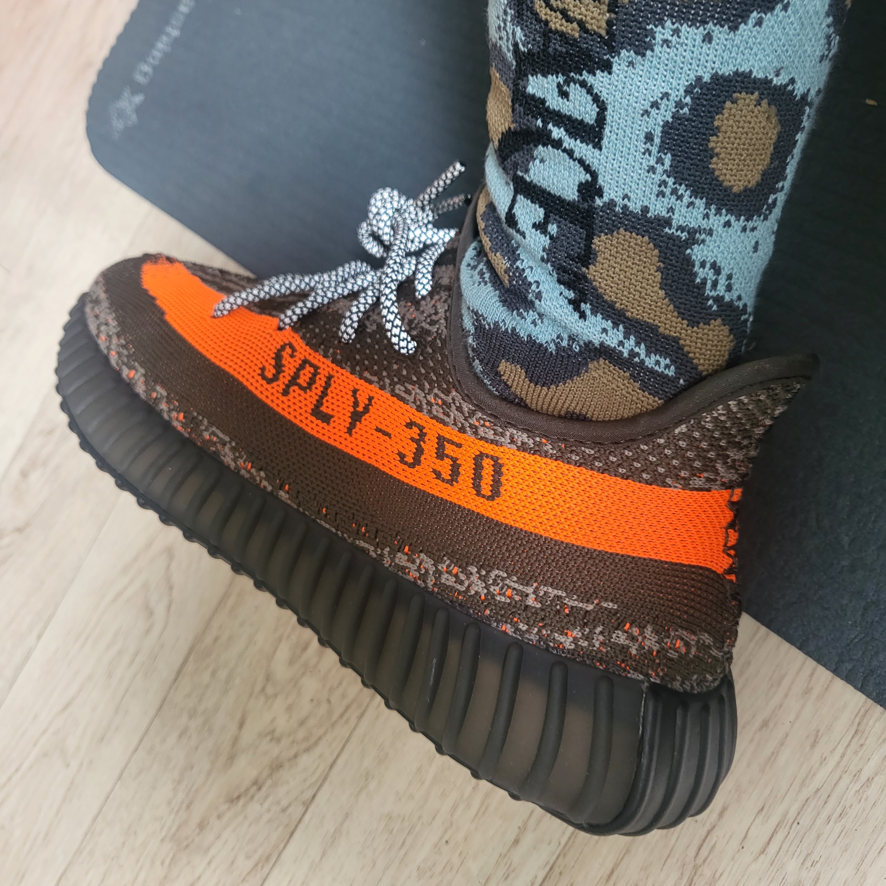 Adidas Yeezy Boost 350 V2 Carbon Beluga 착용 스타일 - 3