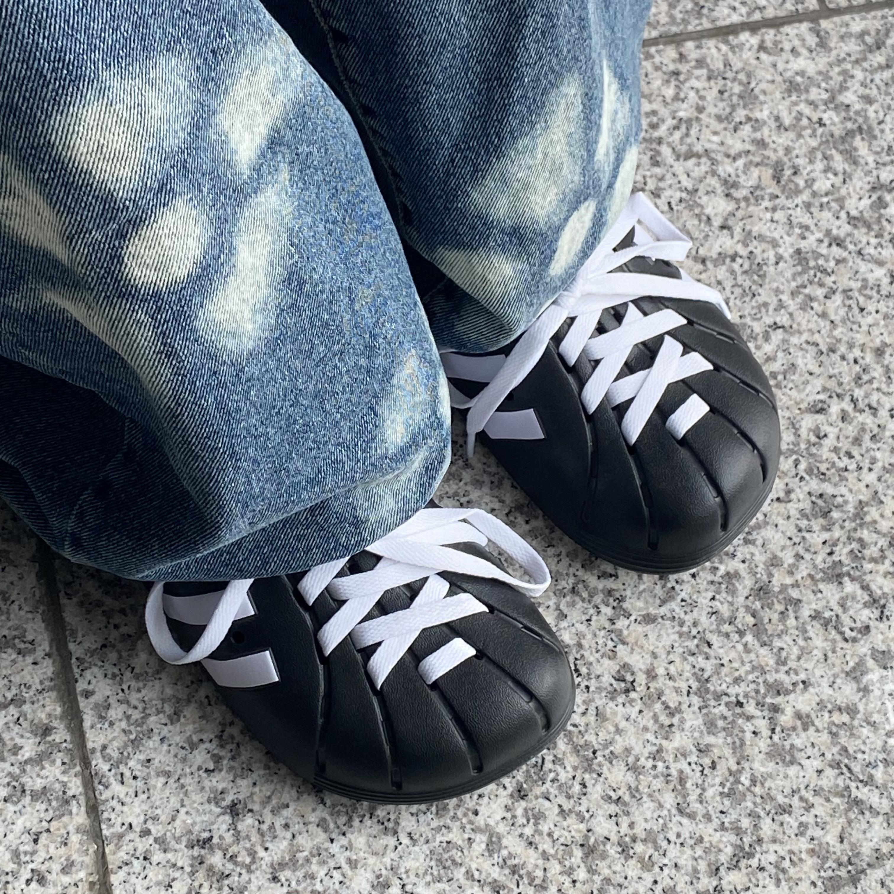 Adidas Adilette Clog Black White 착용 스타일
