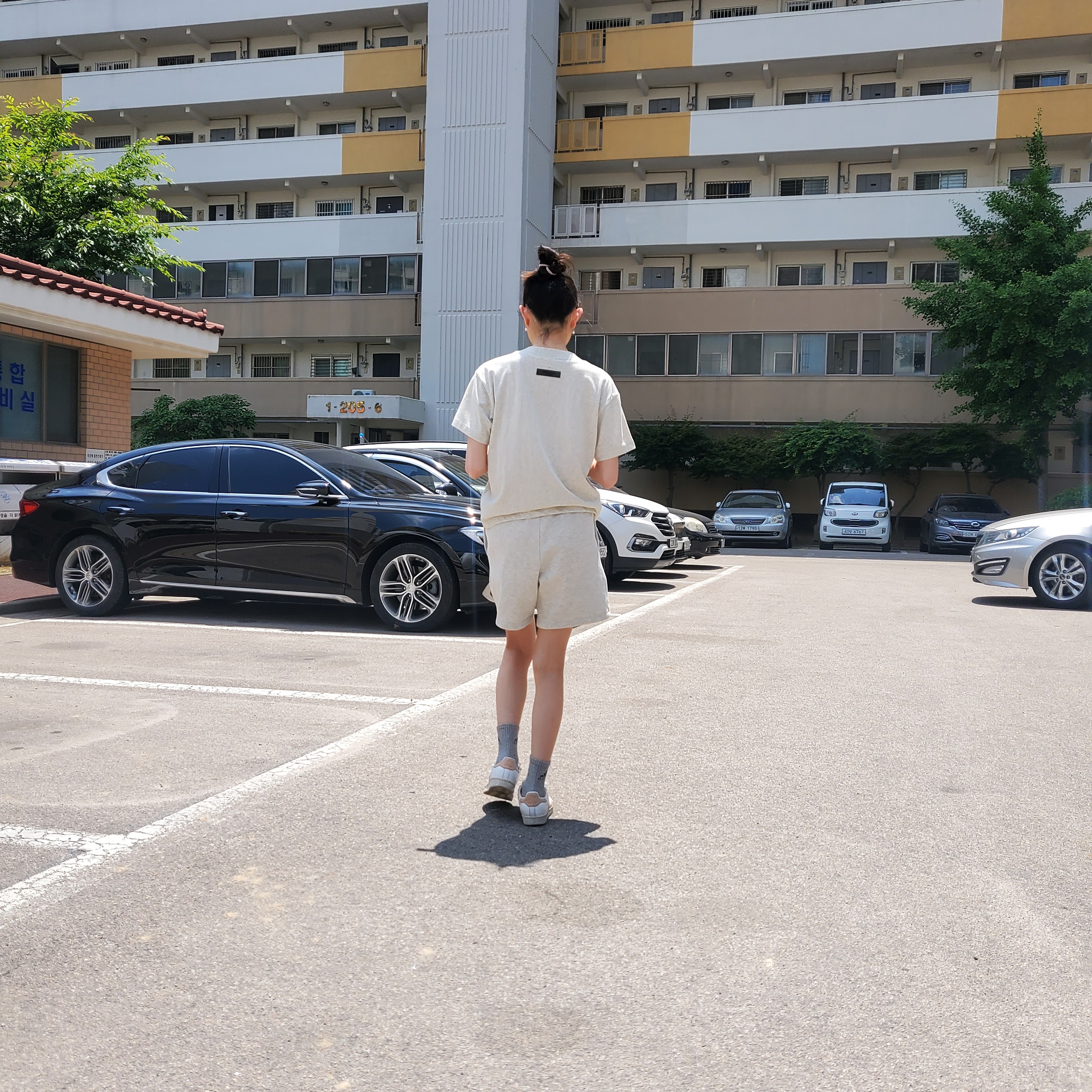 (Kids) Essentials 1977 Shorts Light Oatmeal - 22SS, (W) Essentials 1977 T-Shirt Light Oatmeal - 22SS 착용 스타일 - 2