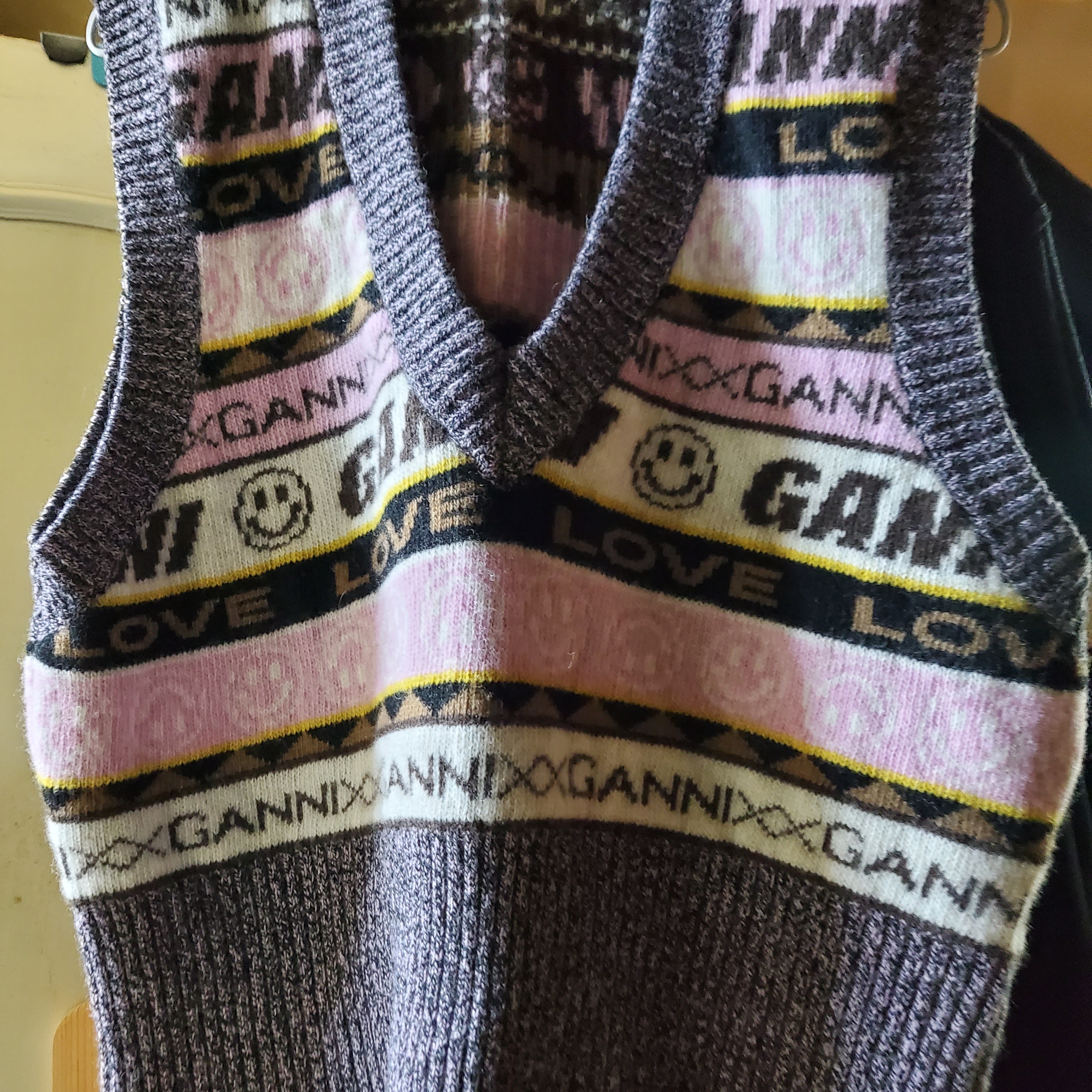 (W) Ganni Graphic V-Neck Vest Petrified Oak 착용 스타일 - 3