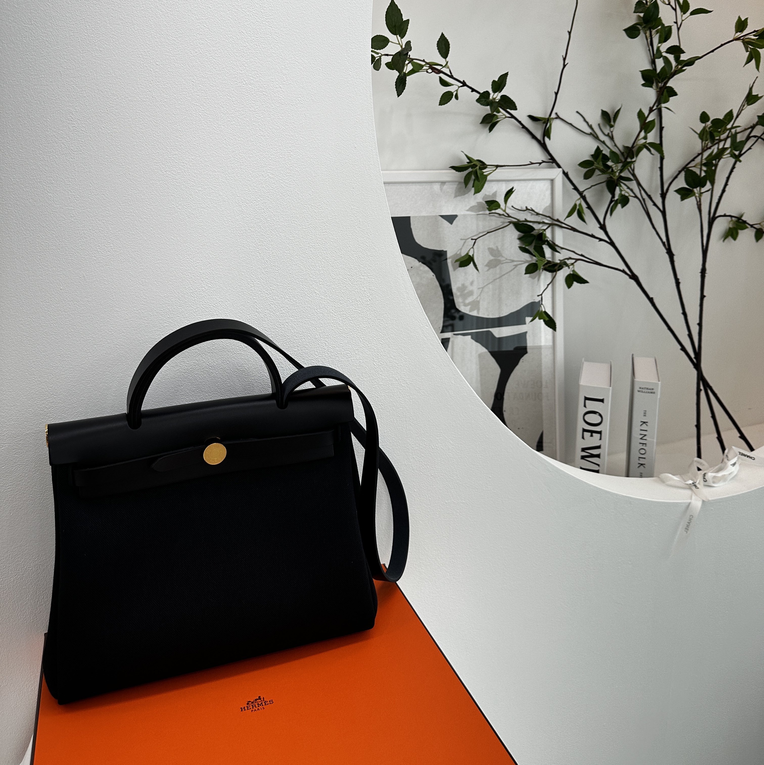 Hermes Herbag Zip 31 Bag Retourne & Gold Noir 착용 스타일