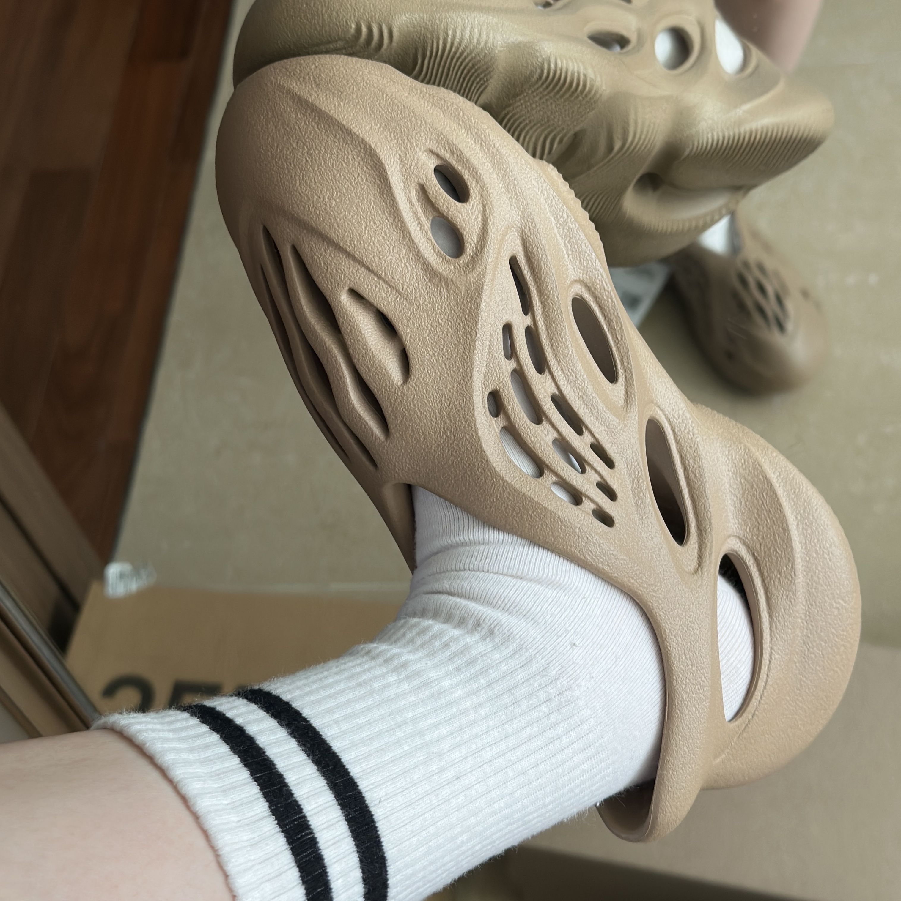 Adidas Yeezy Slide Onyx, Adidas Yeezy Foam RNNR Clay Taupe 착용 스타일 - 3