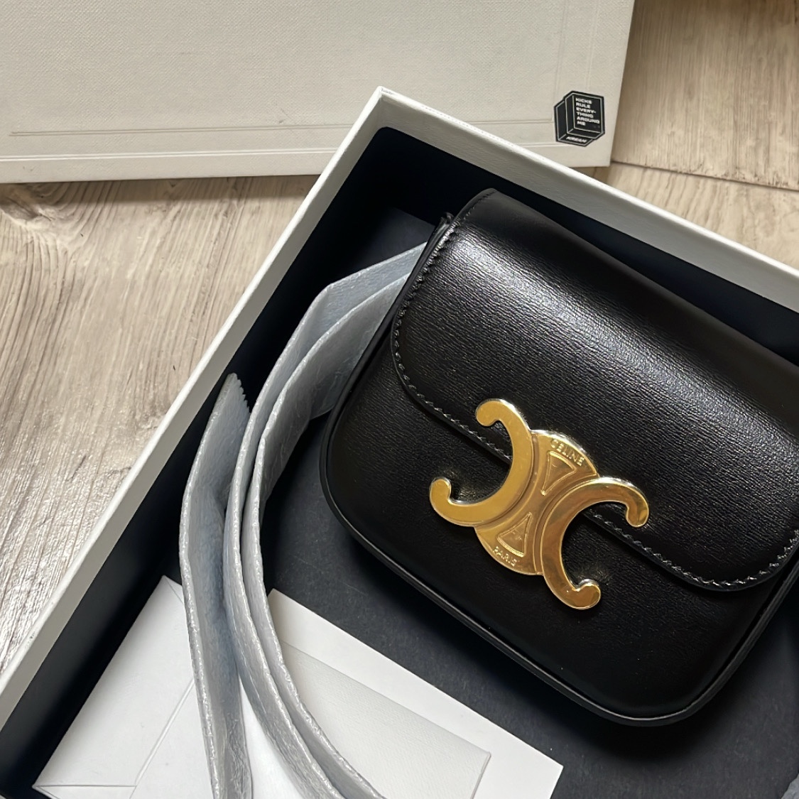 Celine Mini Claude in Shiny Calfskin Black 착용 스타일