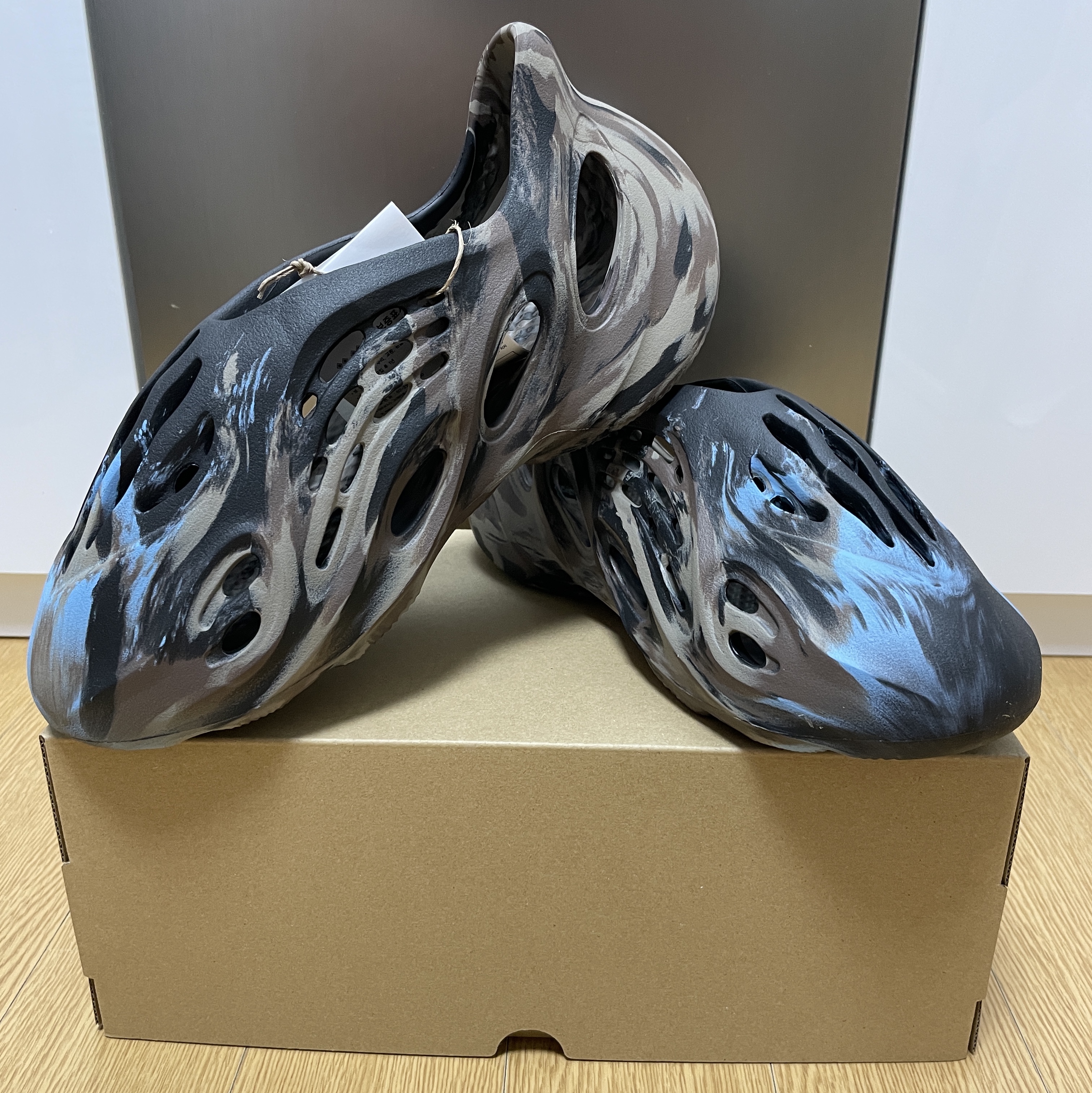 Adidas Yeezy Foam RNNR MX Cinder, Adidas Yeezy Boost 350 V2 Carbon Beluga 착용 스타일 - 1