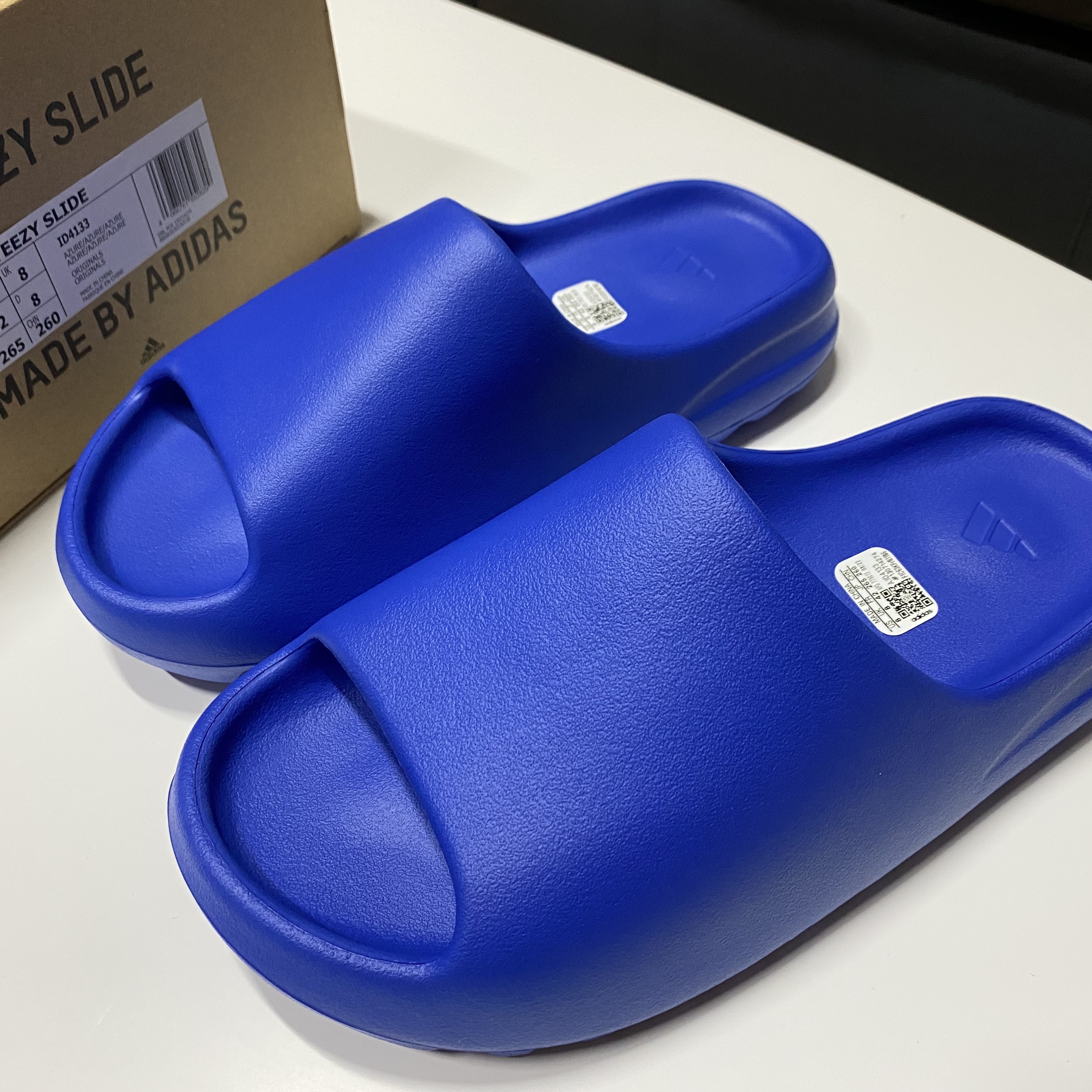 Adidas Yeezy Slide Azure 착용 스타일 - 2