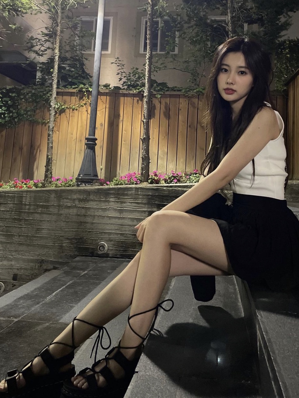 (W) 닥터마틴 나틸라 하이드로 레더 샌들 블랙 착용 스타일 - 1