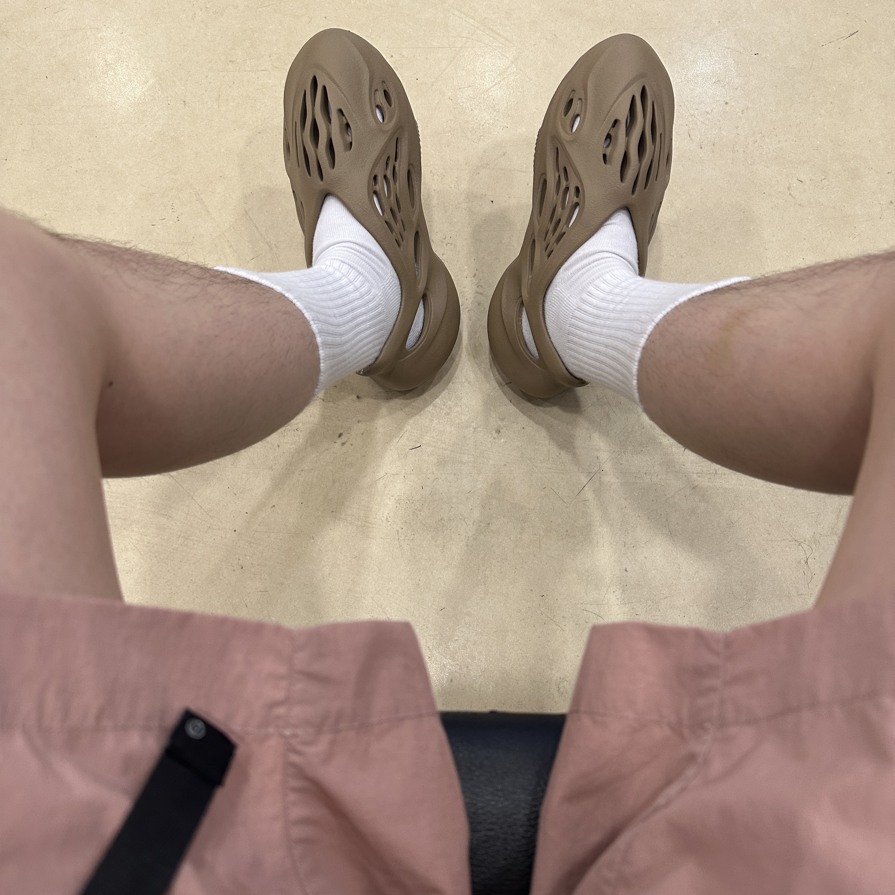 아디다스 이지 폼 러너 클레이 토프 착용 스타일 - 2