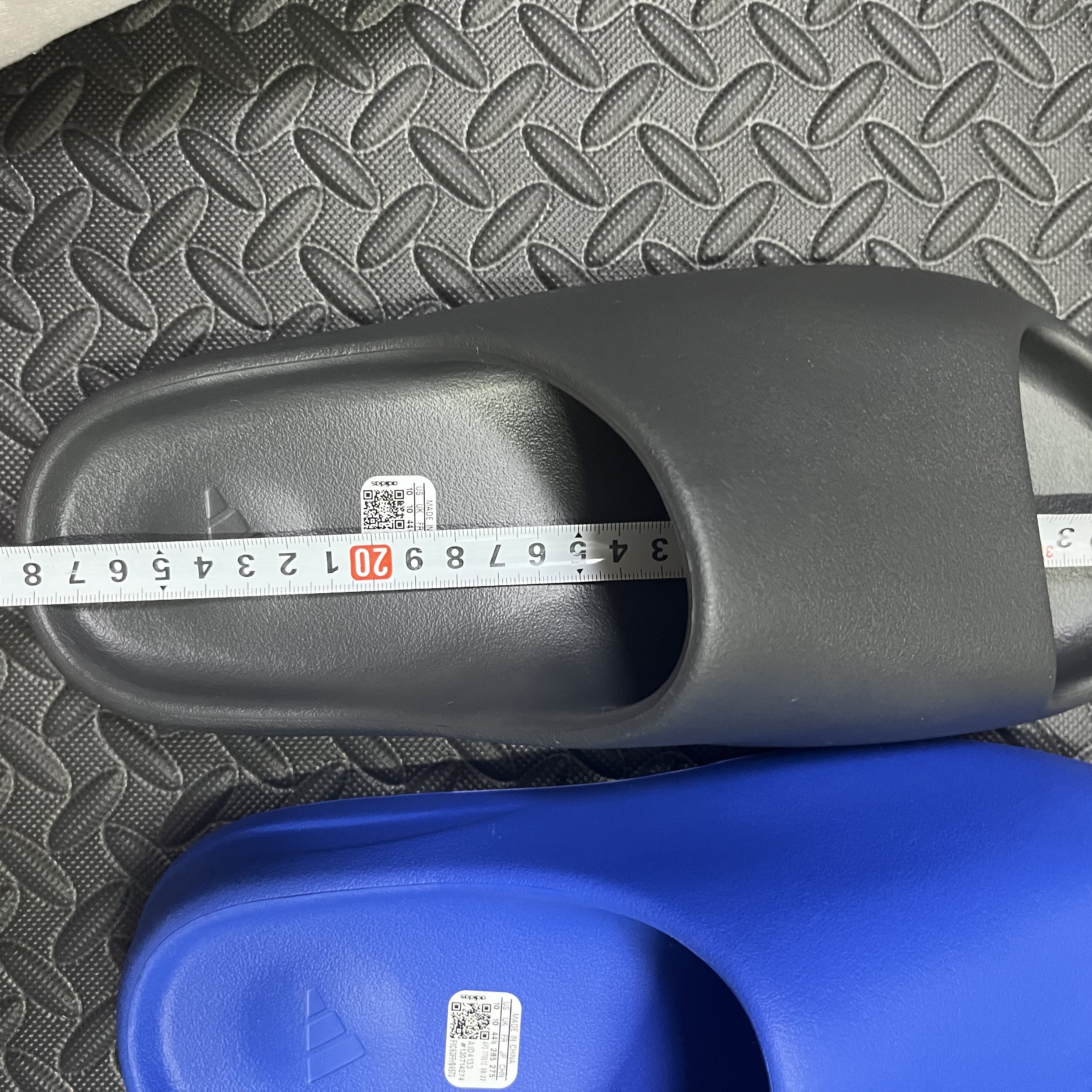 Adidas Yeezy Slide Azure, Adidas Yeezy Slide Onyx 착용 스타일 - 4