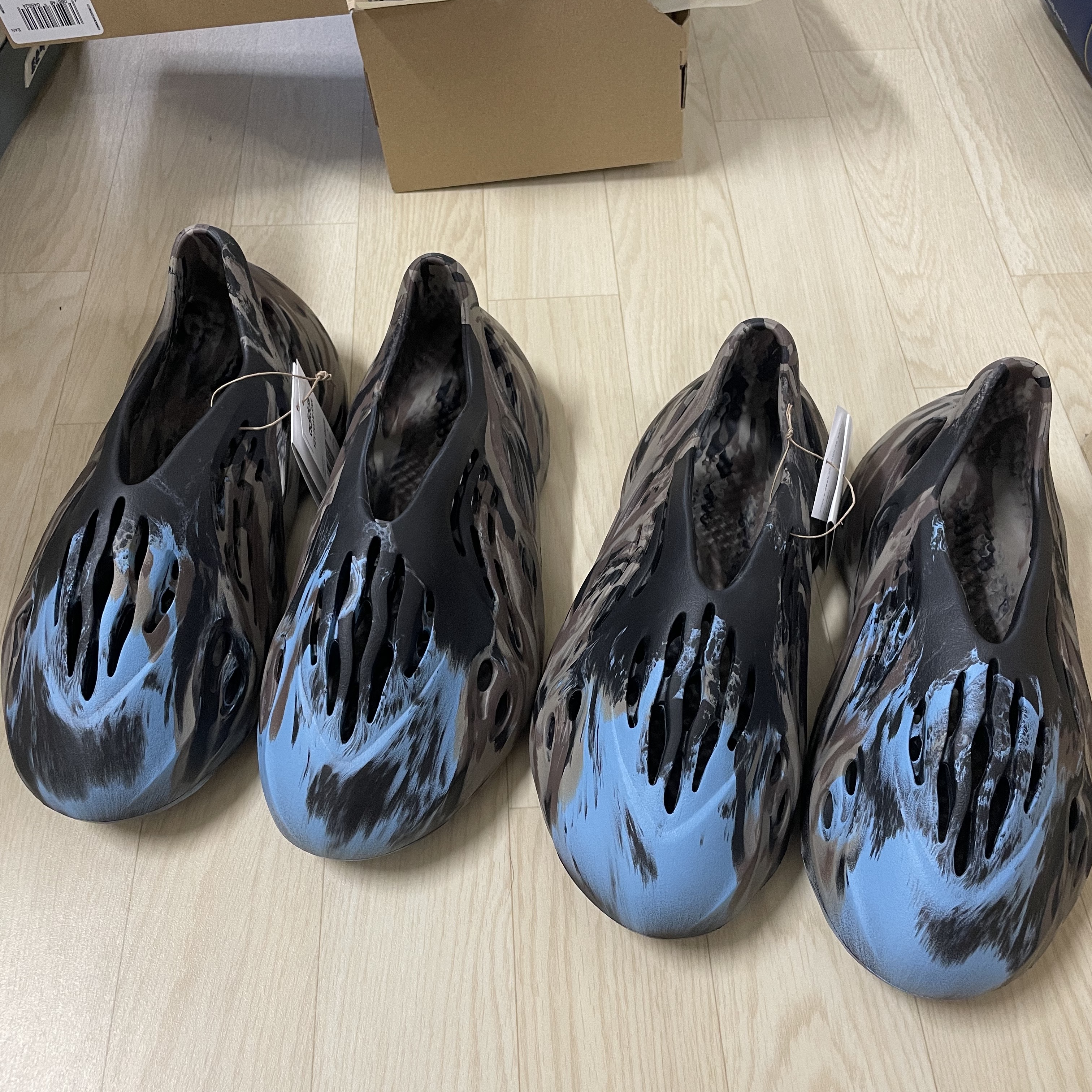 Adidas Yeezy Foam RNNR MX Cinder 착용 스타일