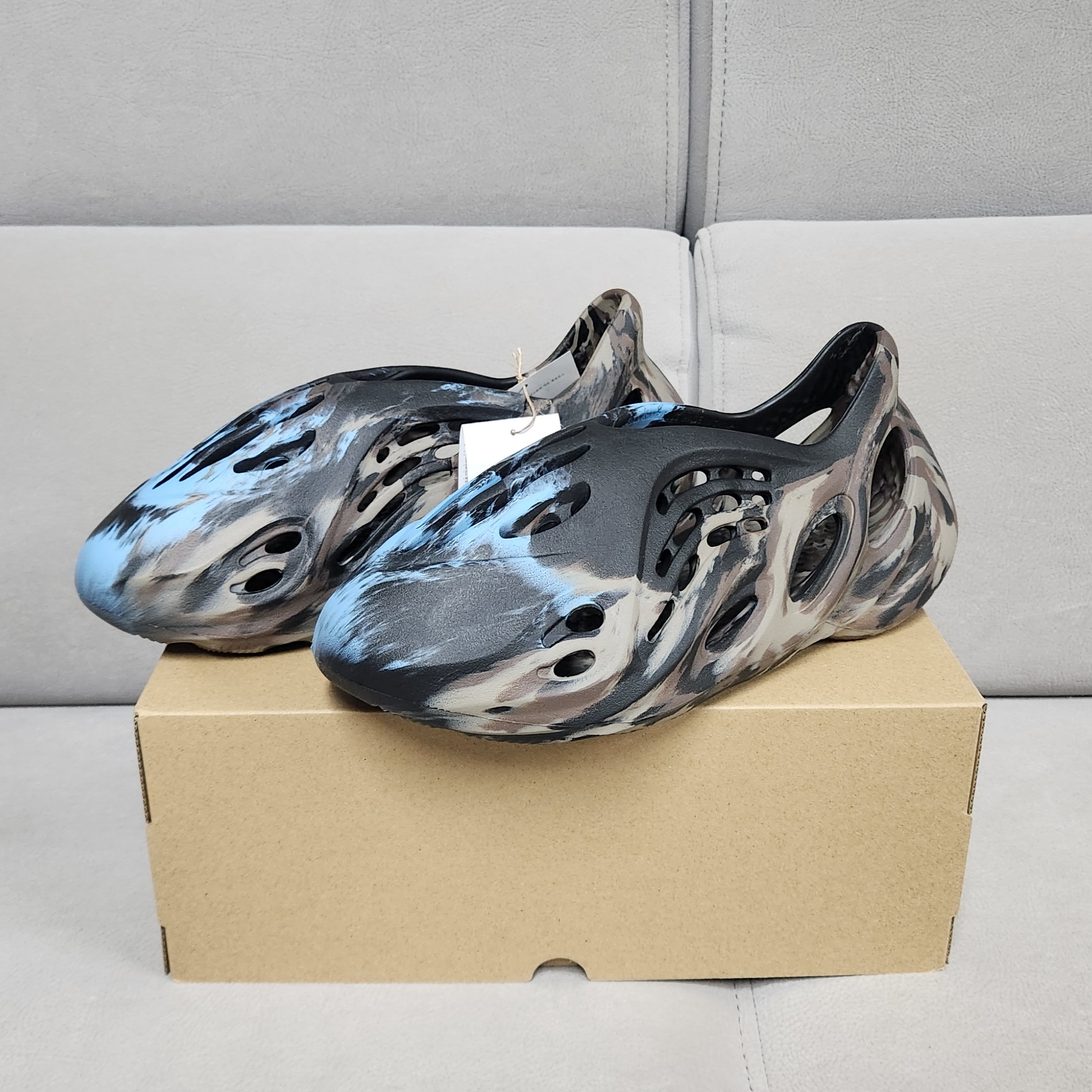 Adidas Yeezy Boost 350 V2 Zebra 2022/2023, Adidas Yeezy Slide Azure 착용 스타일 - 3
