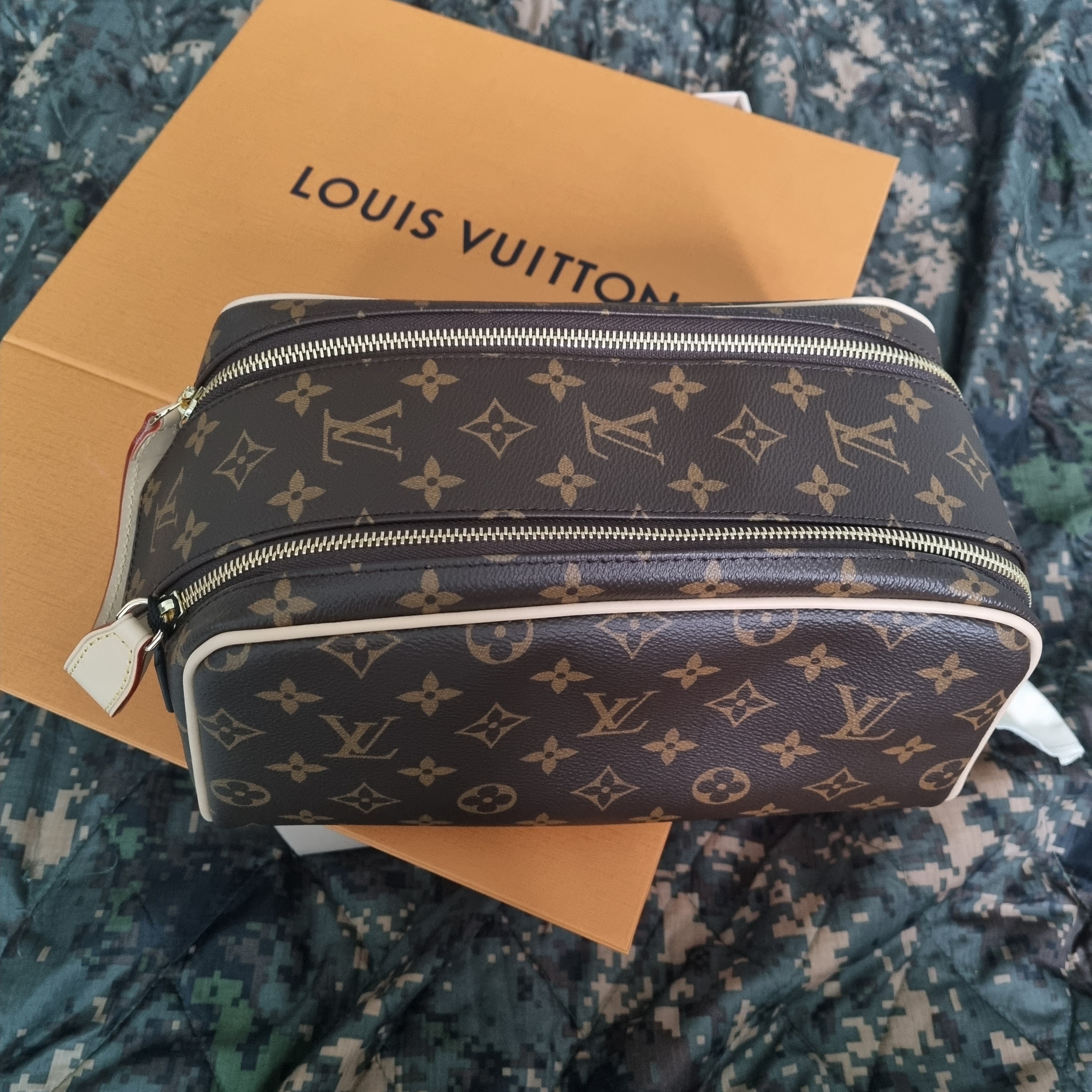 Louis Vuitton Dopp Kit Toilet Pouch Monogram 착용 스타일