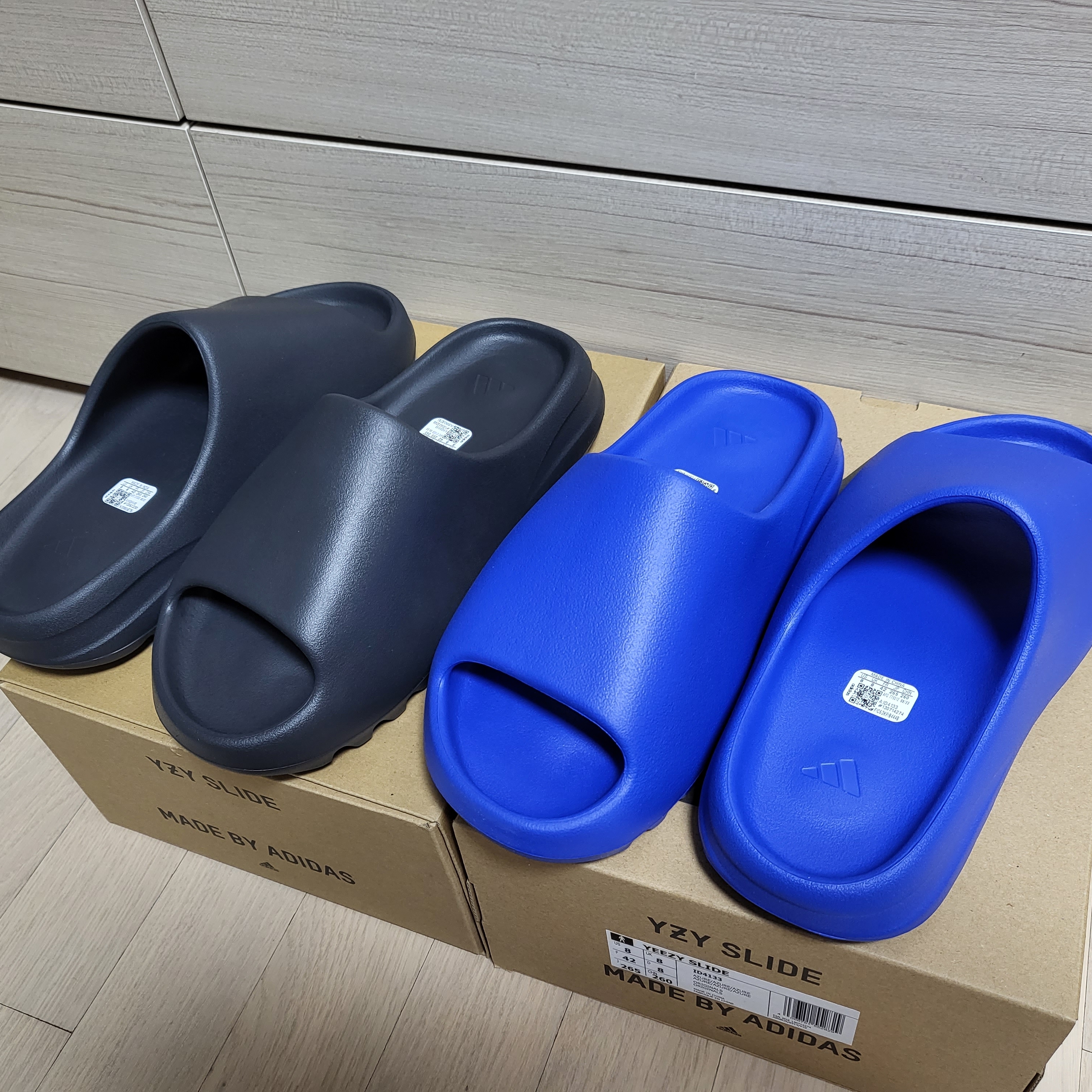 Adidas Yeezy Slide Onyx, Adidas Yeezy Slide Azure 착용 스타일 - 1