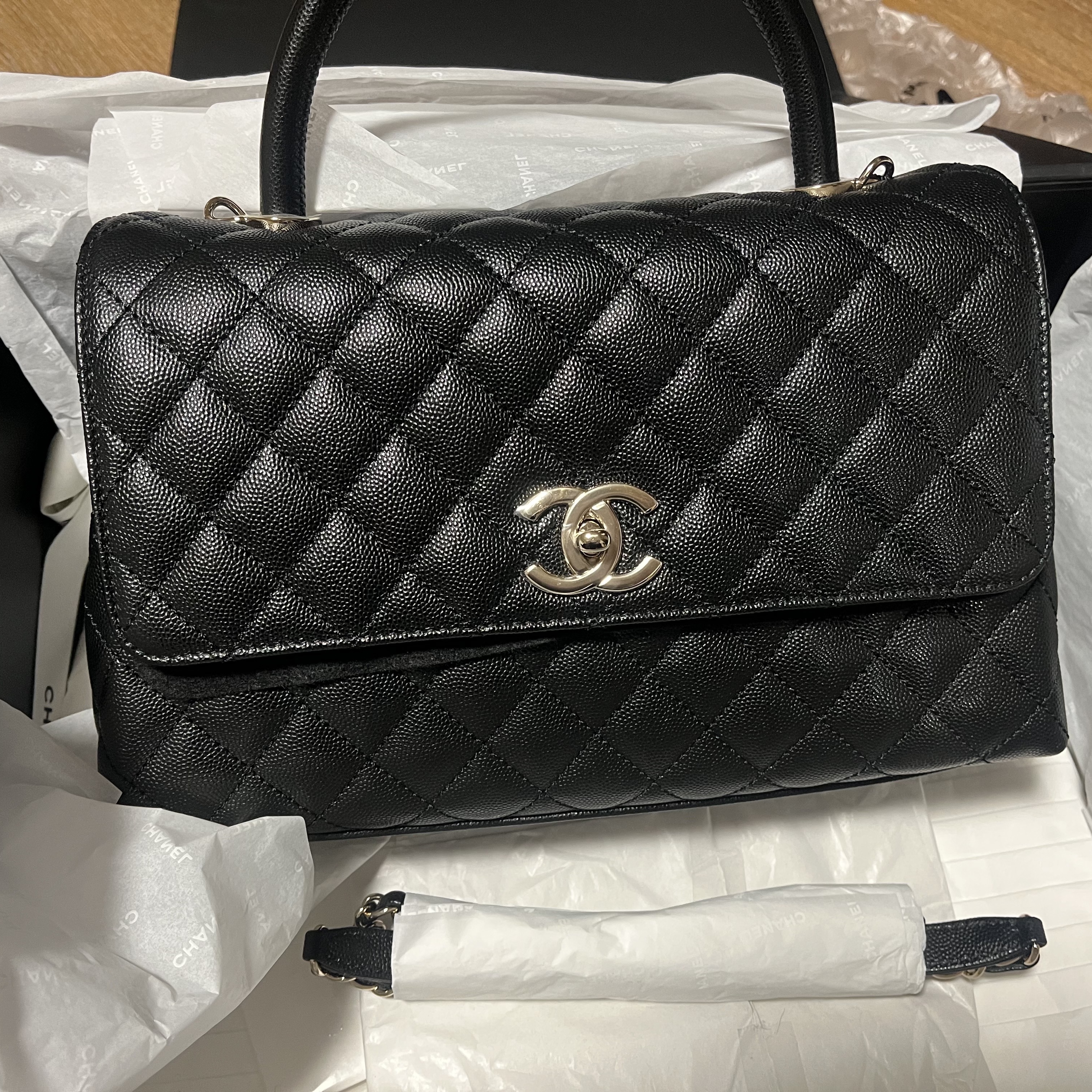 Chanel Large Flap Bag with Top Handle Grained Calfskin & Gold Black 착용 스타일