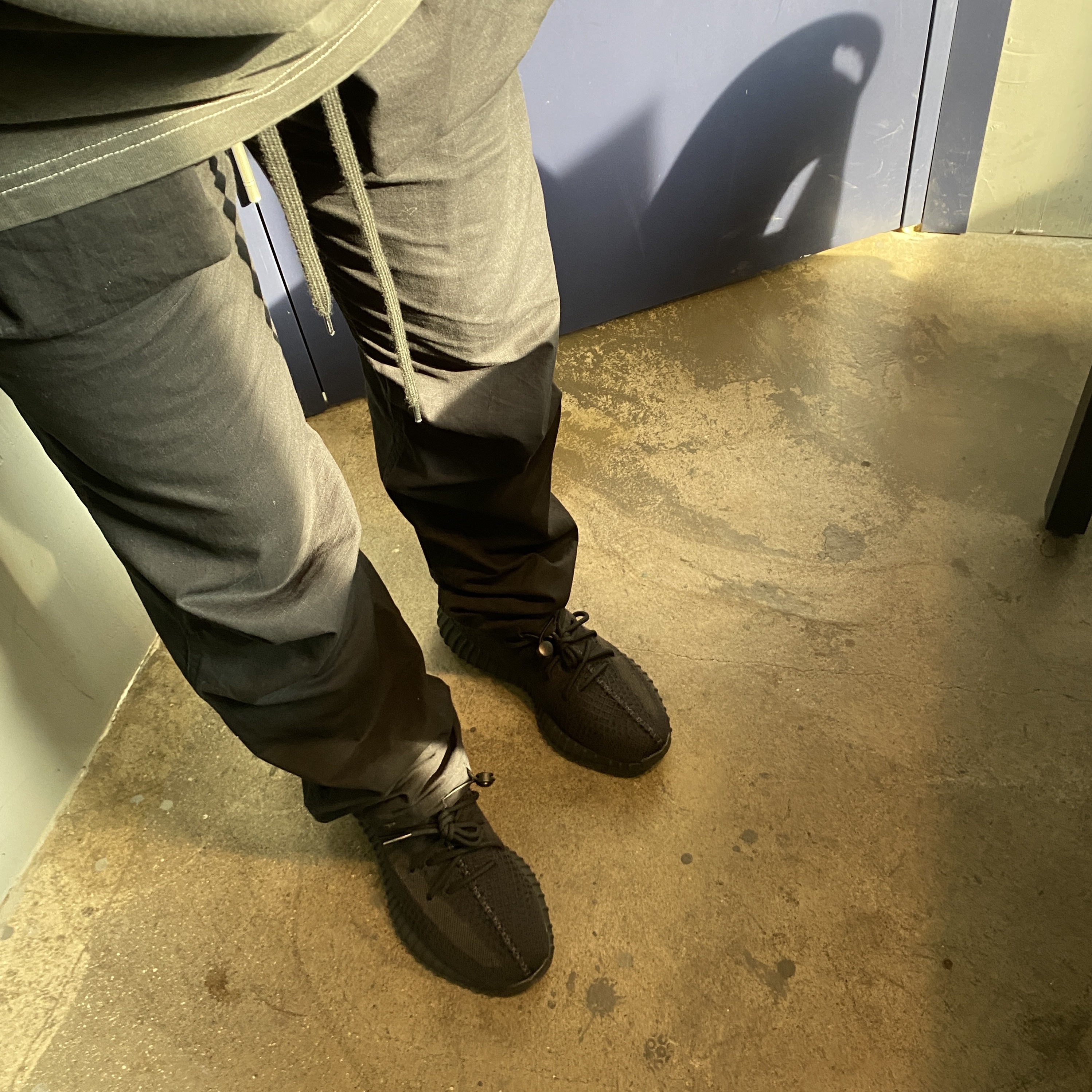 Adidas Yeezy Boost 350 V2 Onyx 착용 스타일 - 2