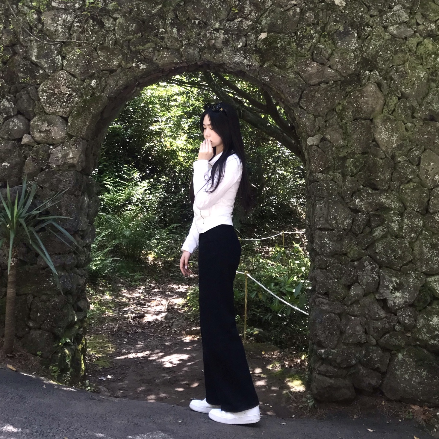 (W) Celine Triomphe 01 Sunglasses in Acetate Black, (W) Nike Air Force 1 '07 Low White 착용 스타일