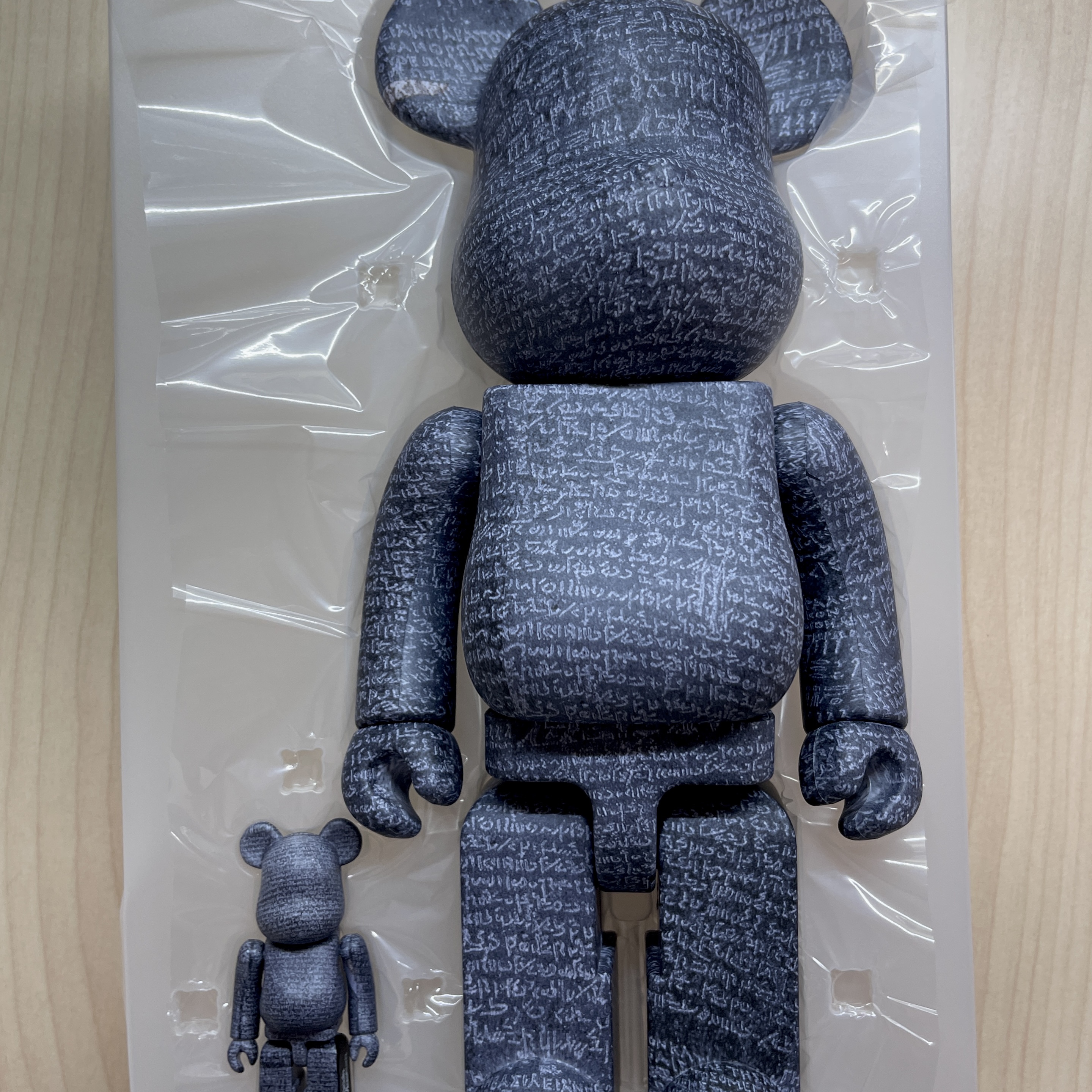 Bearbrick x The British Museum The Rosetta Stone 100% & 400% Set 착용 스타일 - 1