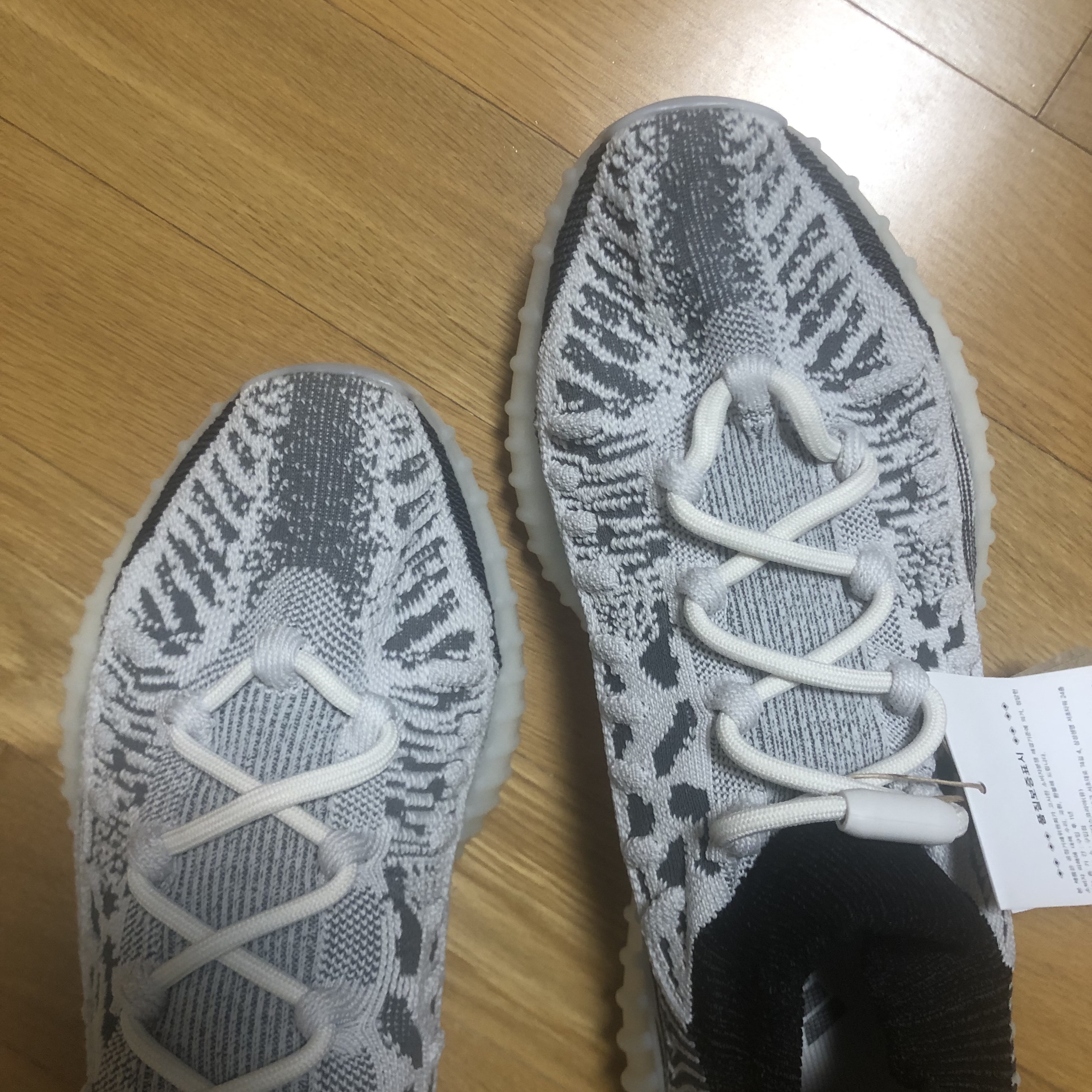 Adidas Yeezy 350 V2 CMPCT Slate White 착용 스타일 - 2