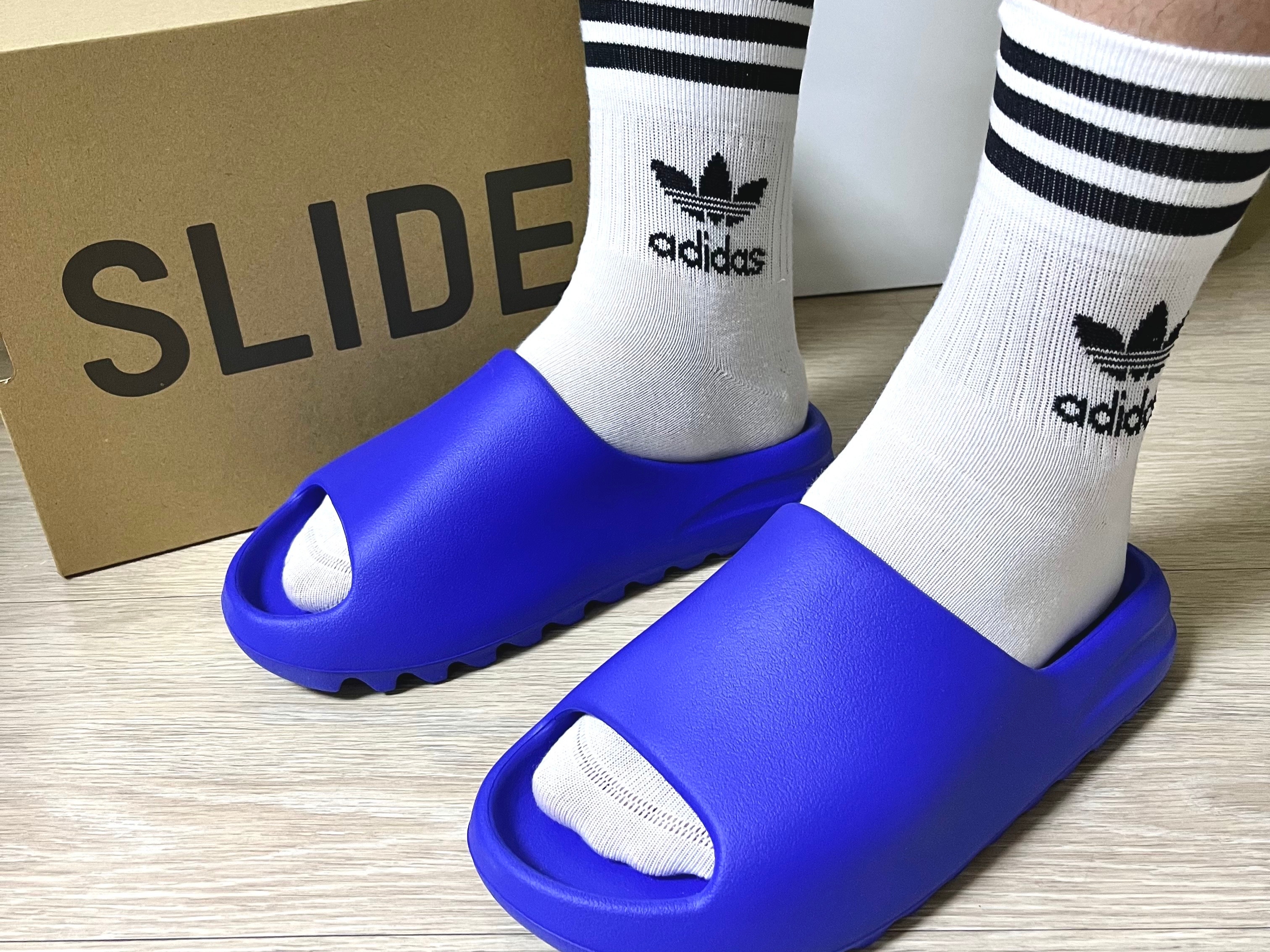 Adidas Yeezy Slide Azure 착용 스타일