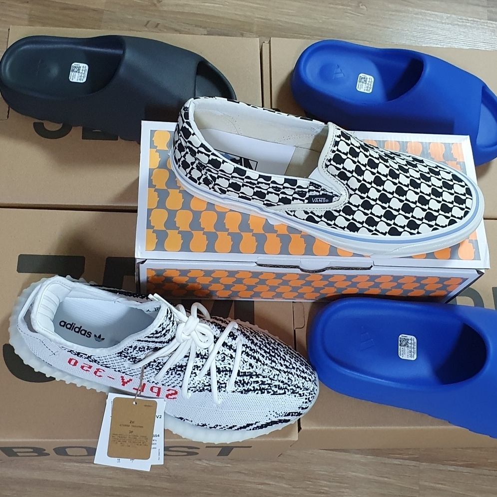 Adidas Yeezy Slide Onyx, Adidas Yeezy Slide Azure 착용 스타일