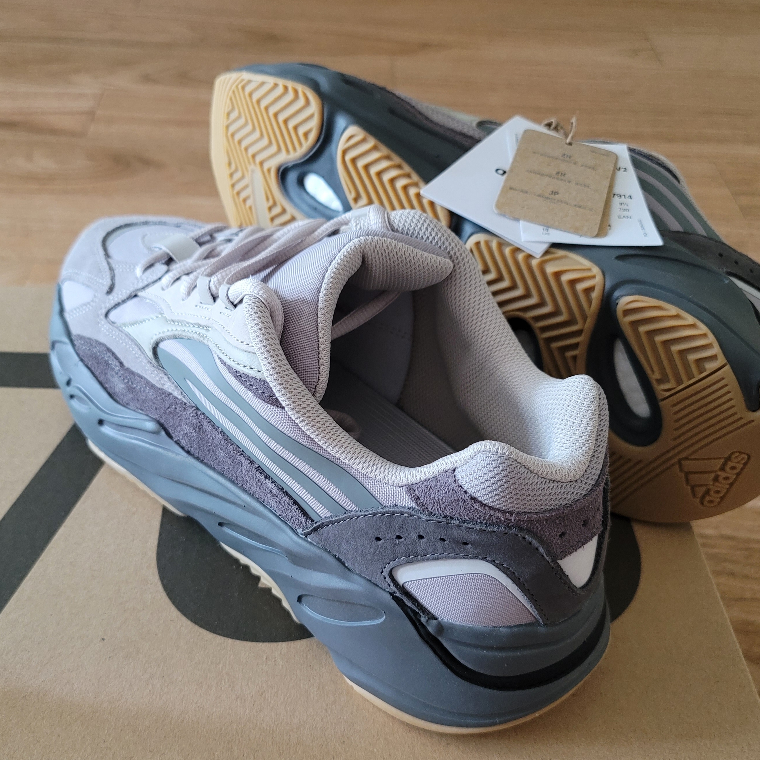 Adidas Yeezy Boost 700 V2 Tephra 2023 착용 스타일 - 2