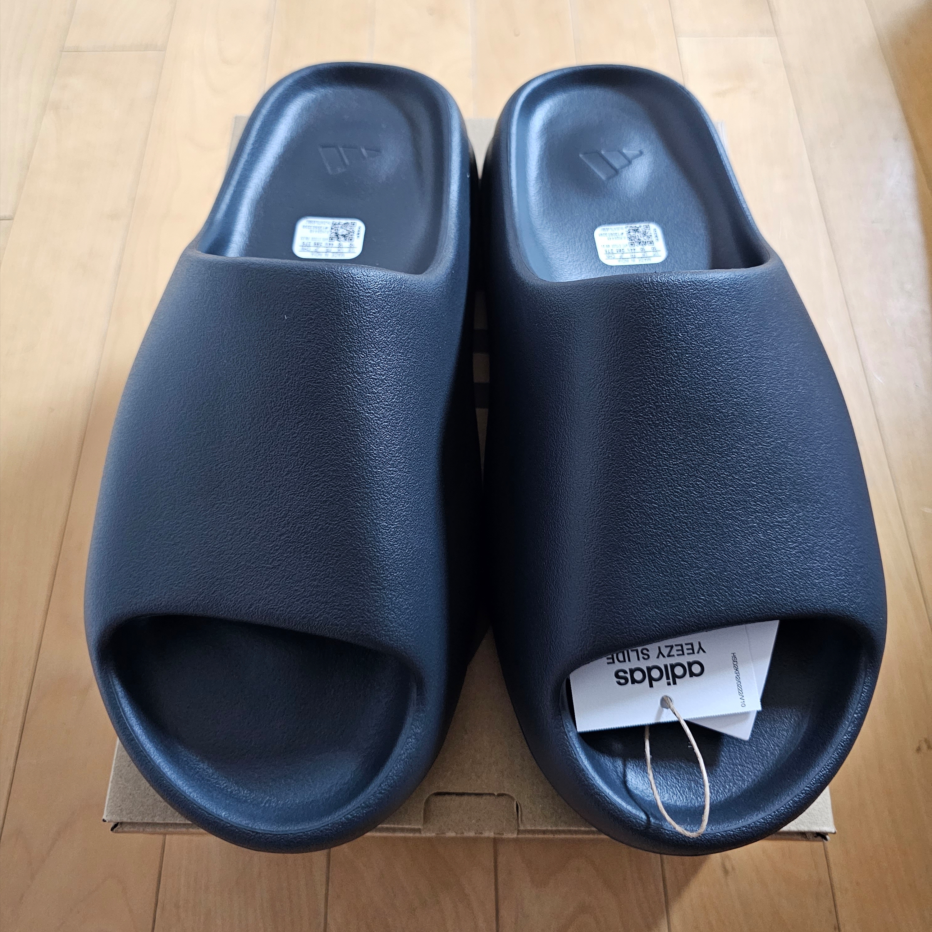 Adidas Yeezy Slide Onyx 착용 스타일