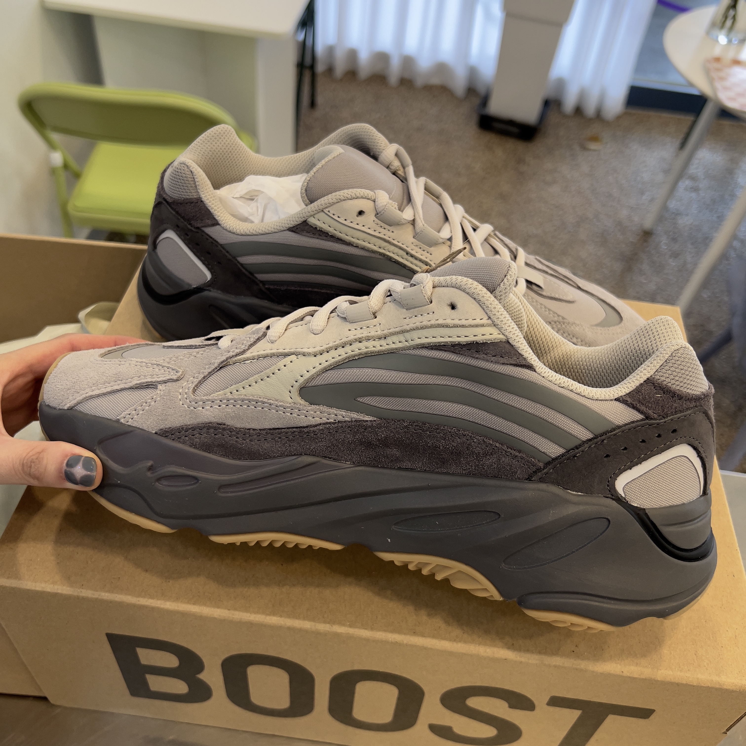 Adidas Yeezy Boost 700 V2 Tephra 2023 착용 스타일