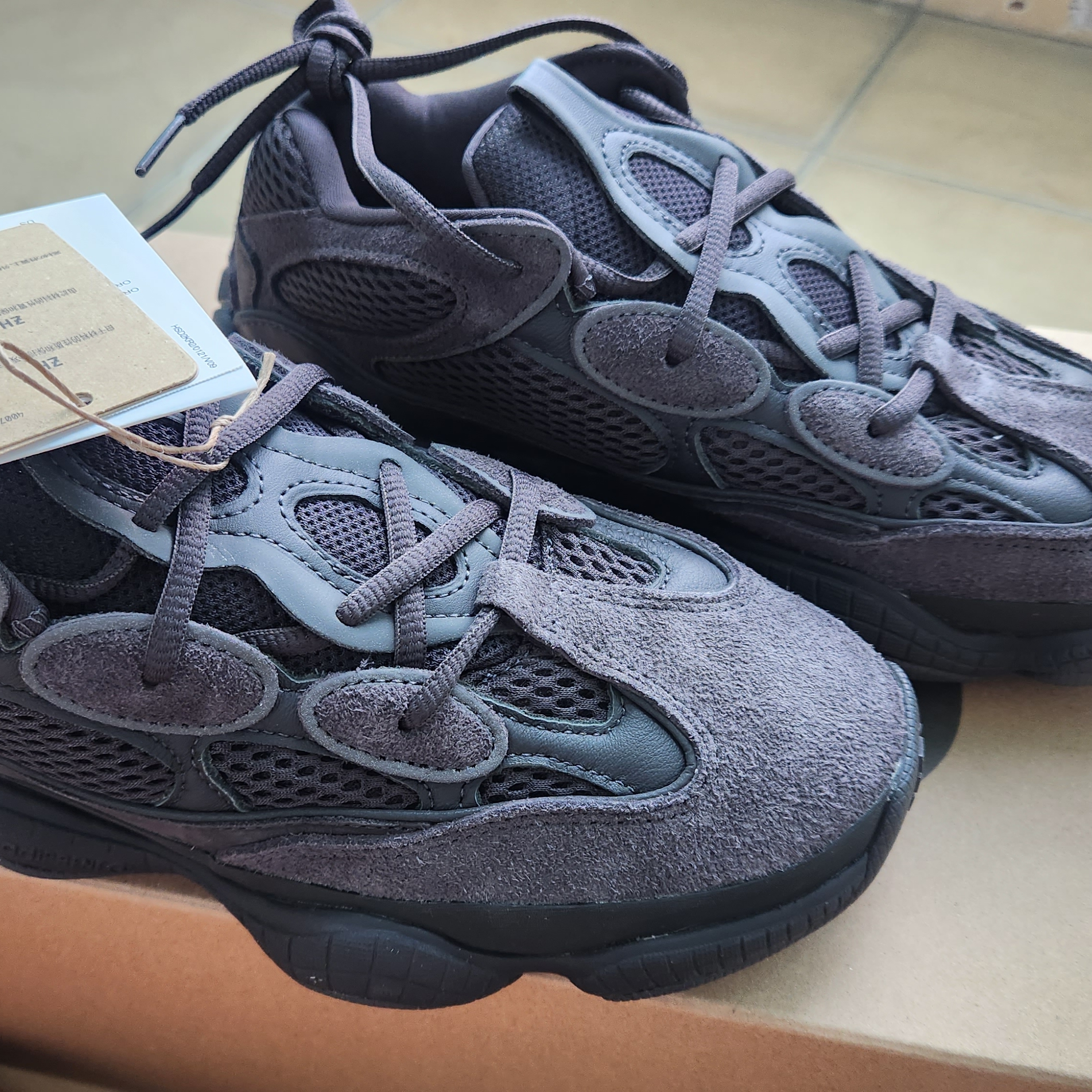 Adidas Yeezy 500 Utility Black 2022/2023 착용 스타일 - 3