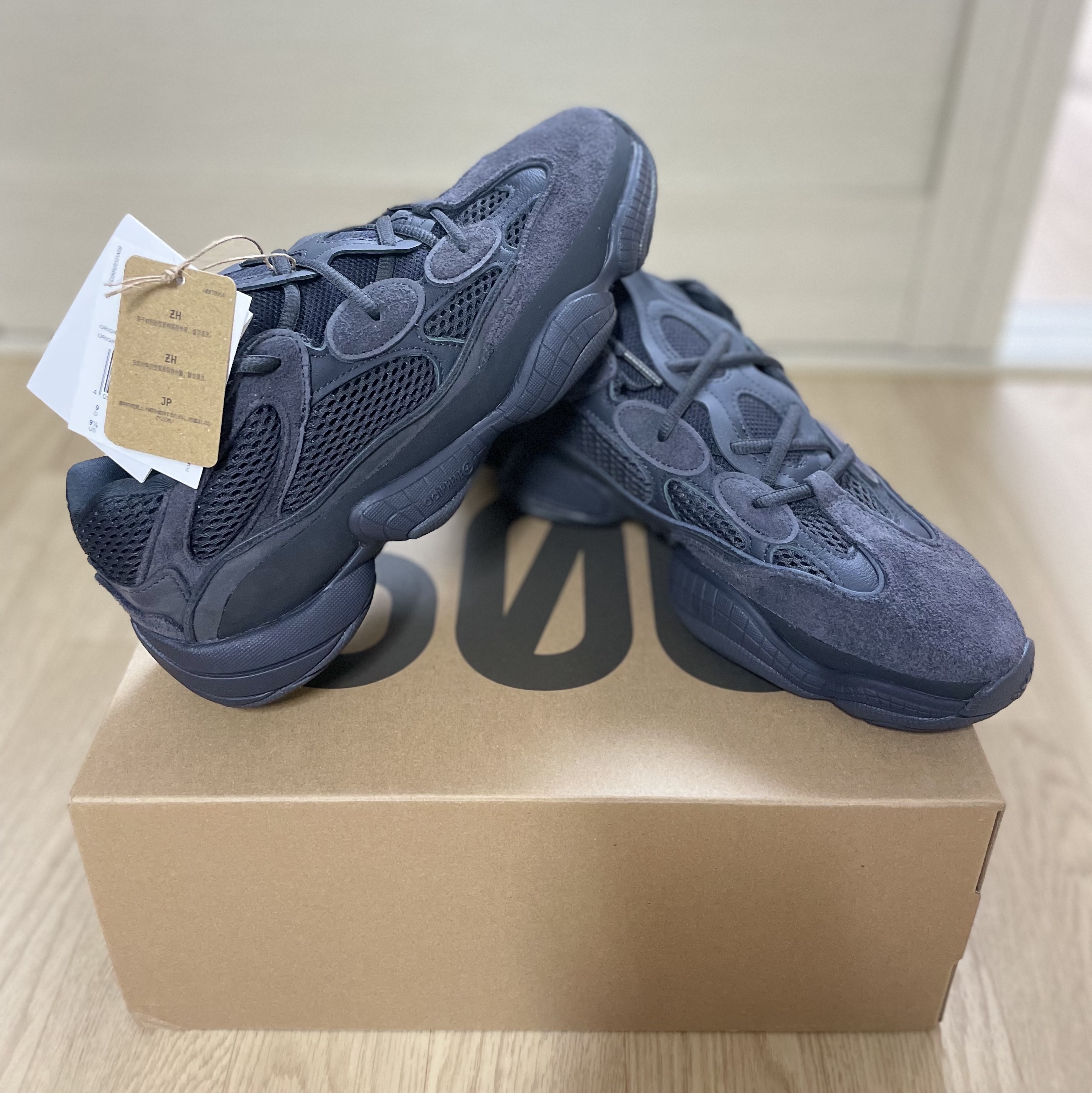 Adidas Yeezy 500 Utility Black 2022/2023 착용 스타일 - 2