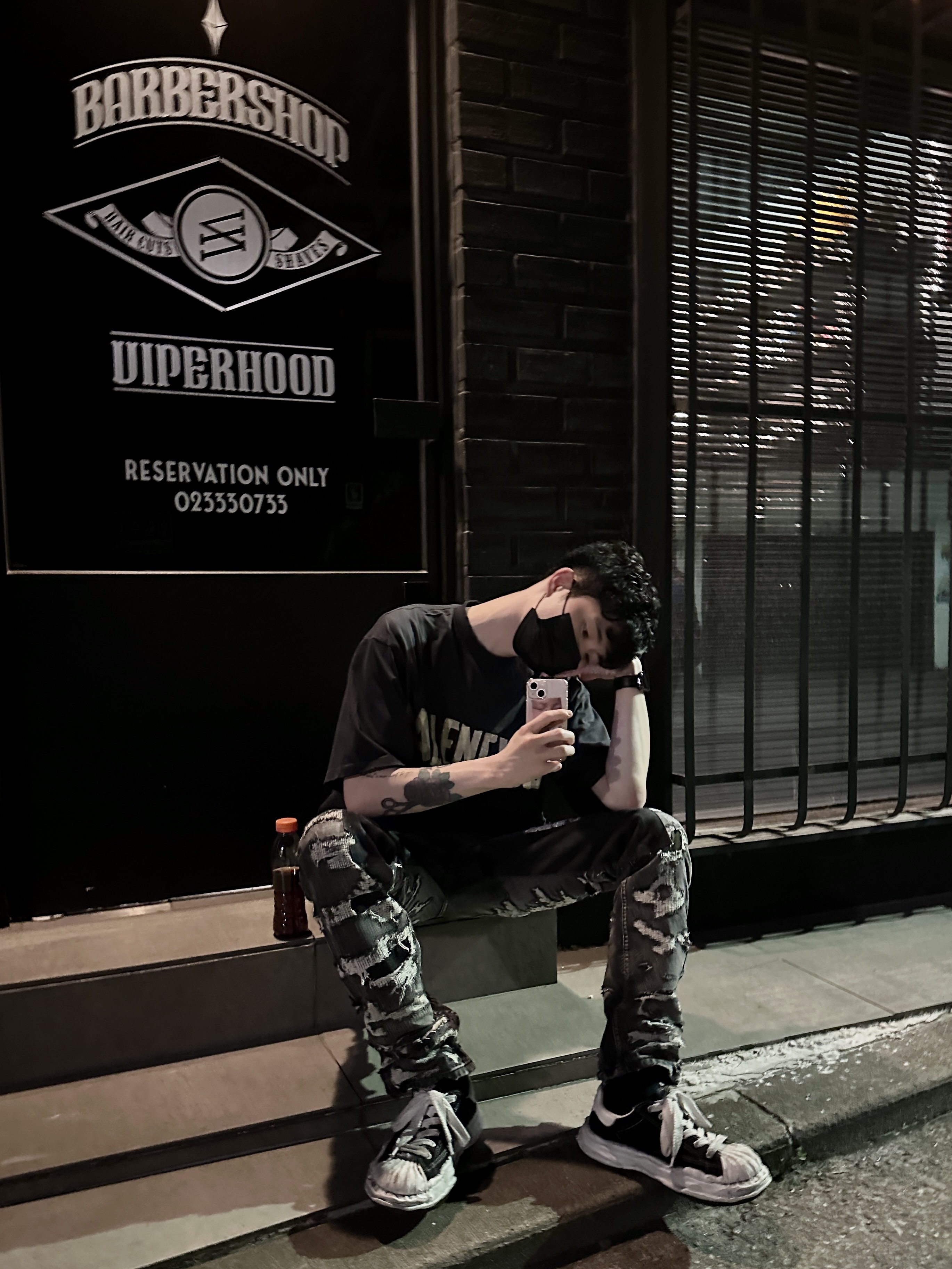 Balenciaga Tape Type Medium Fit T-Shirt Faded Black, Maison Mihara Yasuhiro Blakey OG Sole Canvas Low-top Sneakers Black 착용 스타일 - 3