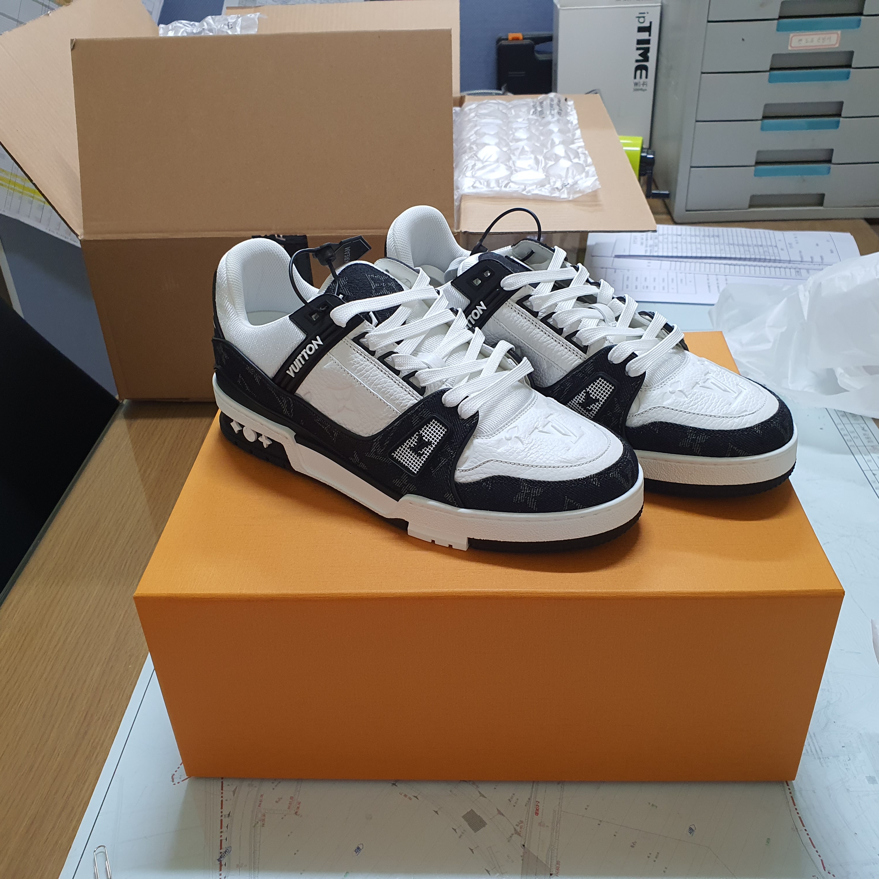 Louis Vuitton LV Trainer Sneakers Monogram Denim Black 착용 스타일