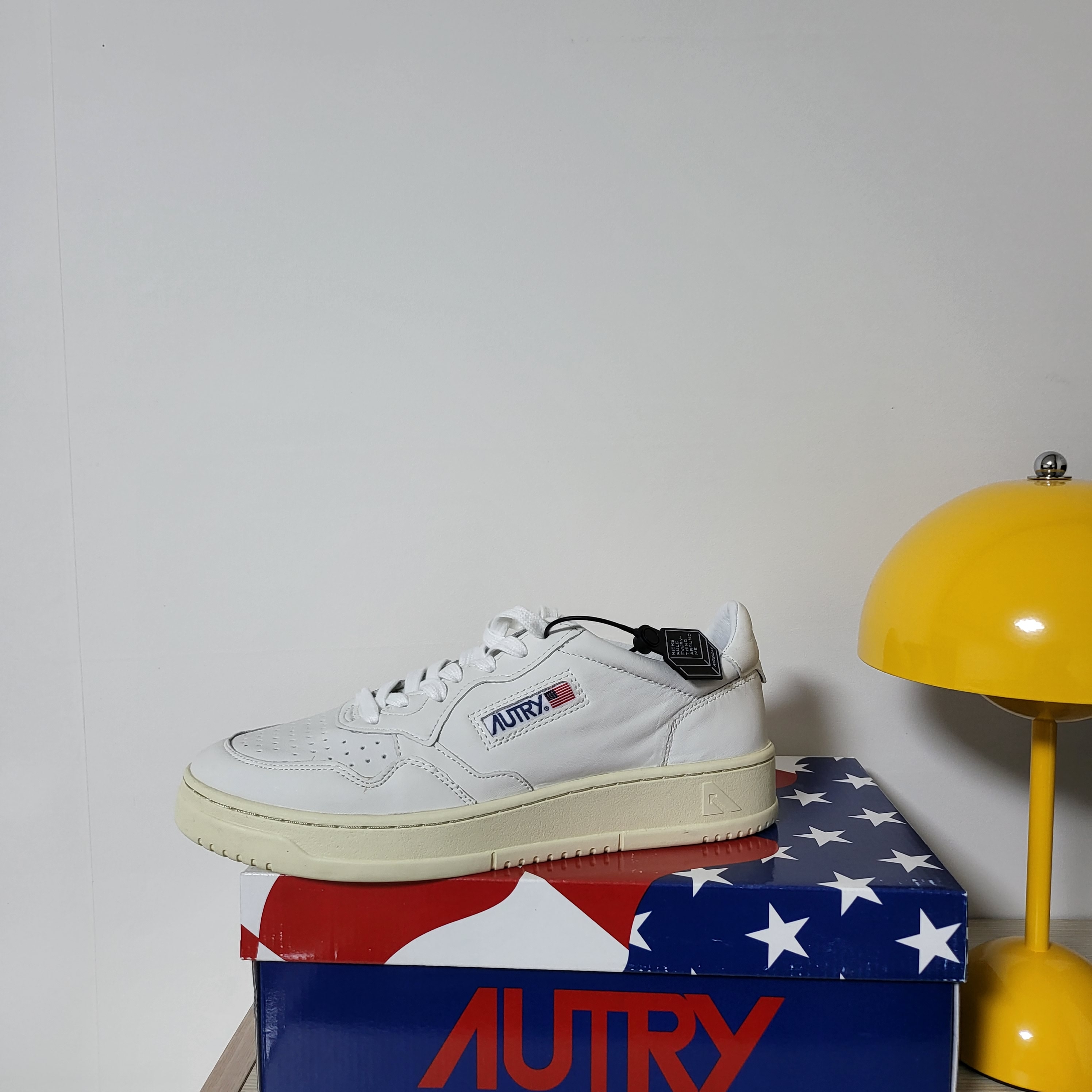 Autry Medalist Low Goatskin Sneakers White 착용 스타일