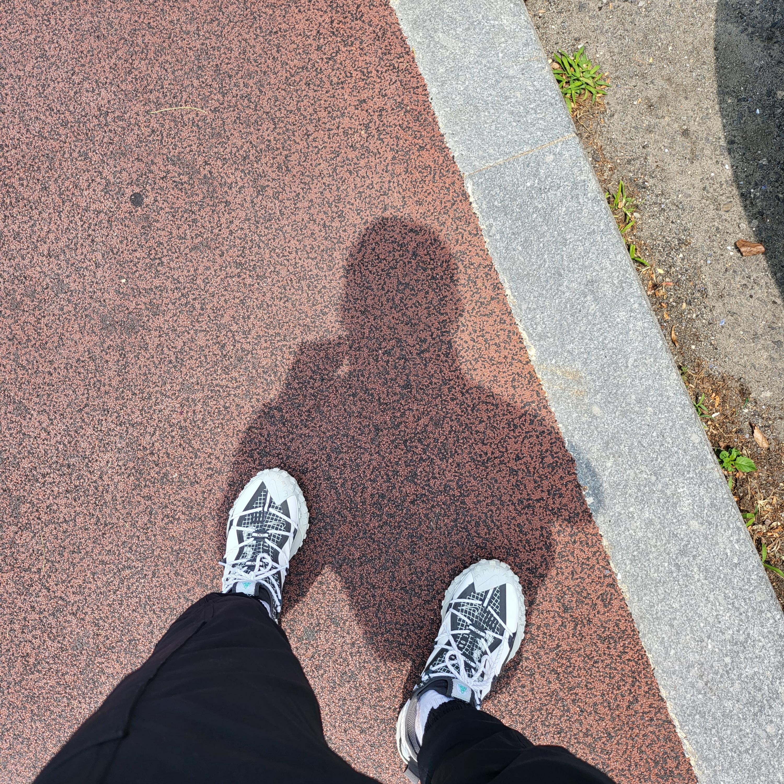 Nike ACG Mountain Fly Low SE White and Black 착용 스타일