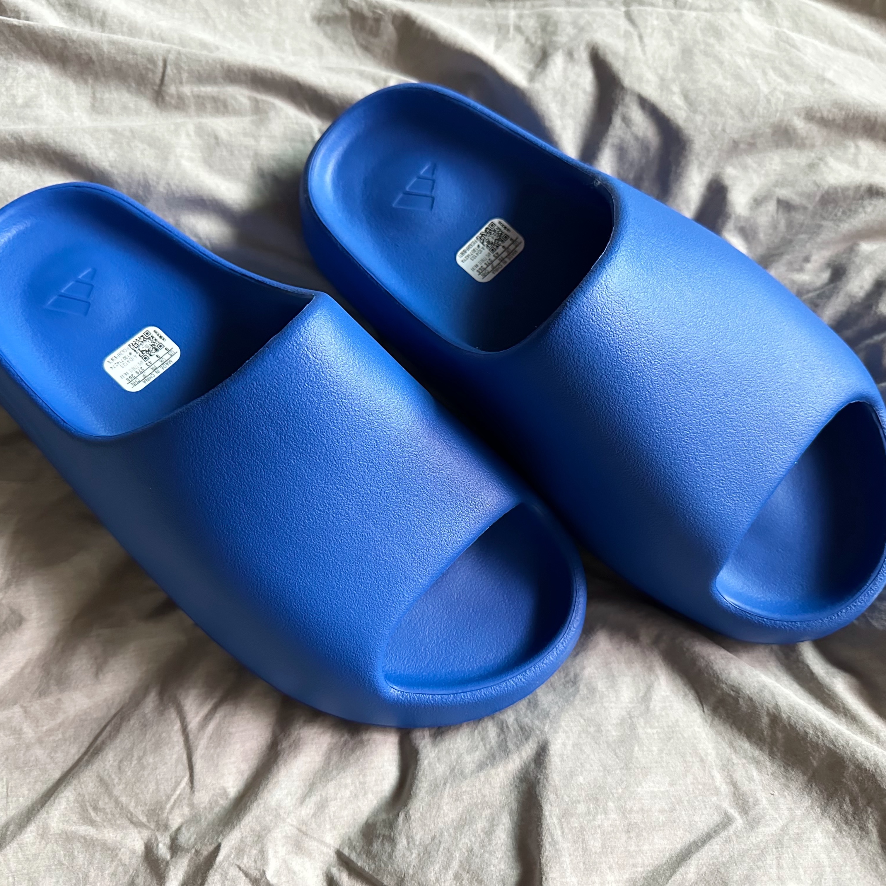Adidas Yeezy Slide Azure 착용 스타일 - 1