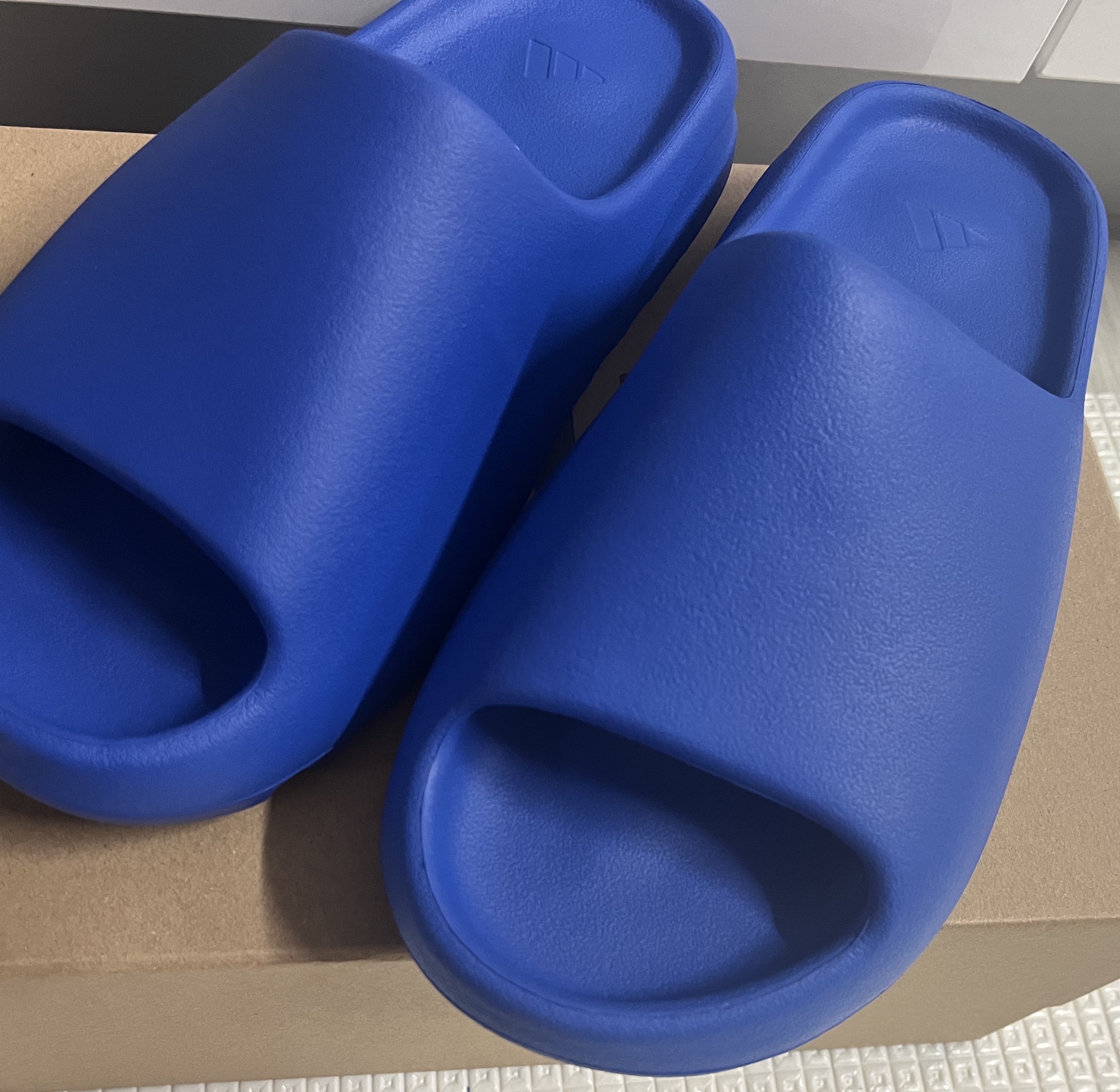 Adidas Yeezy Slide Azure 착용 스타일