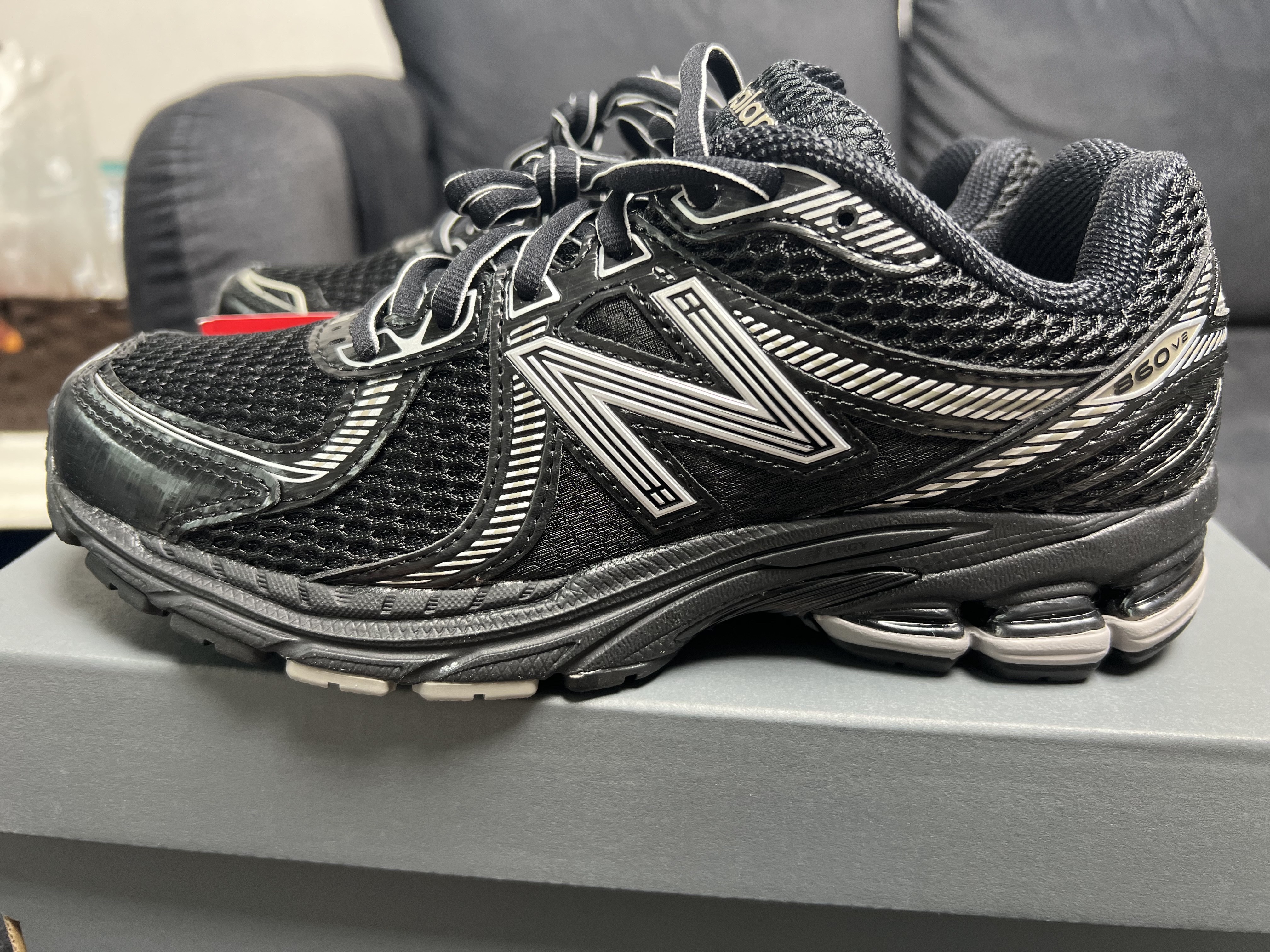 New Balance 860v2 Black Grey 착용 스타일 - 2