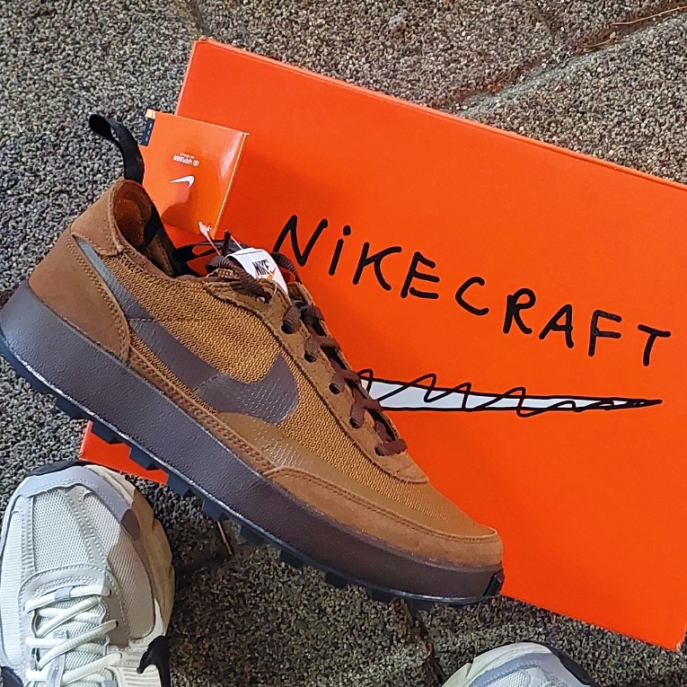 Nike x Tom Sachs General Purpose Shoe Brown, (W) Nike Zoom Vomero 5 Wolf Grey and Black 착용 스타일