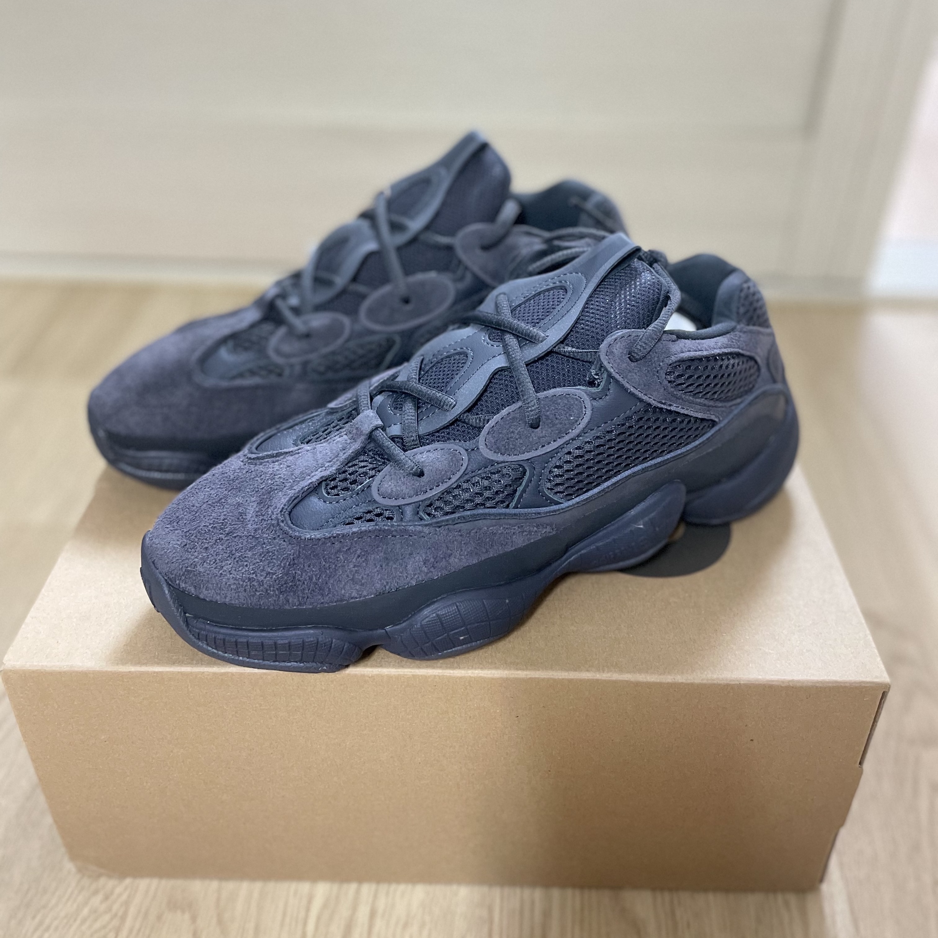 Adidas Yeezy 500 Utility Black 2022/2023 착용 스타일 - 3