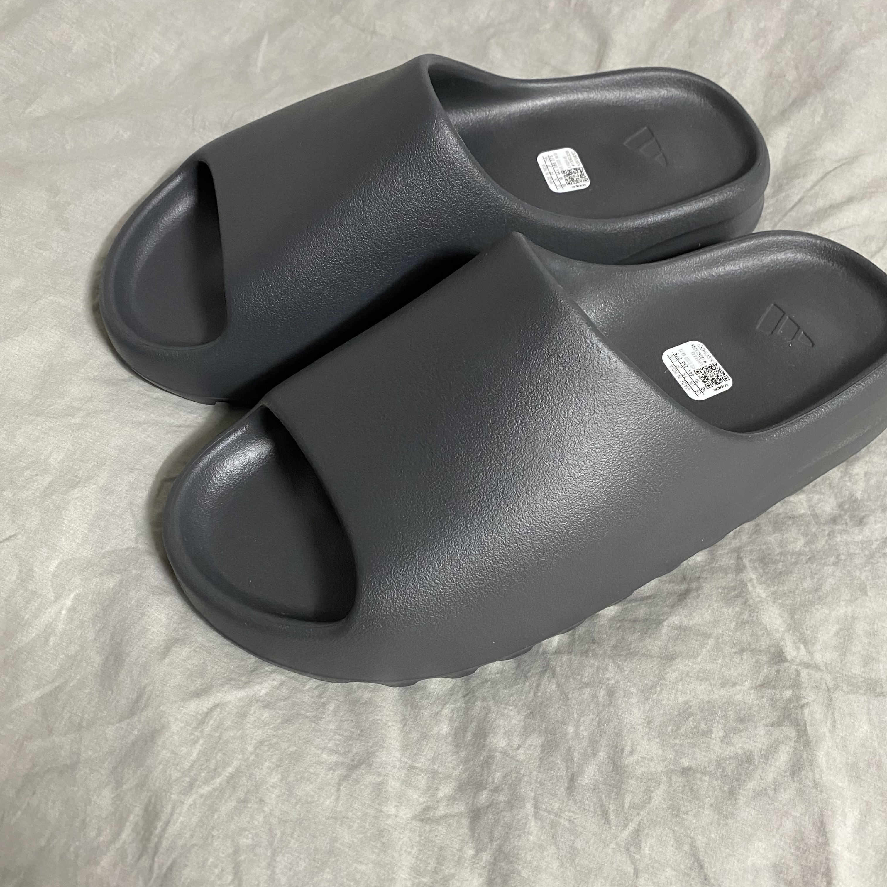 Adidas Yeezy Slide Onyx 착용 스타일 - 1