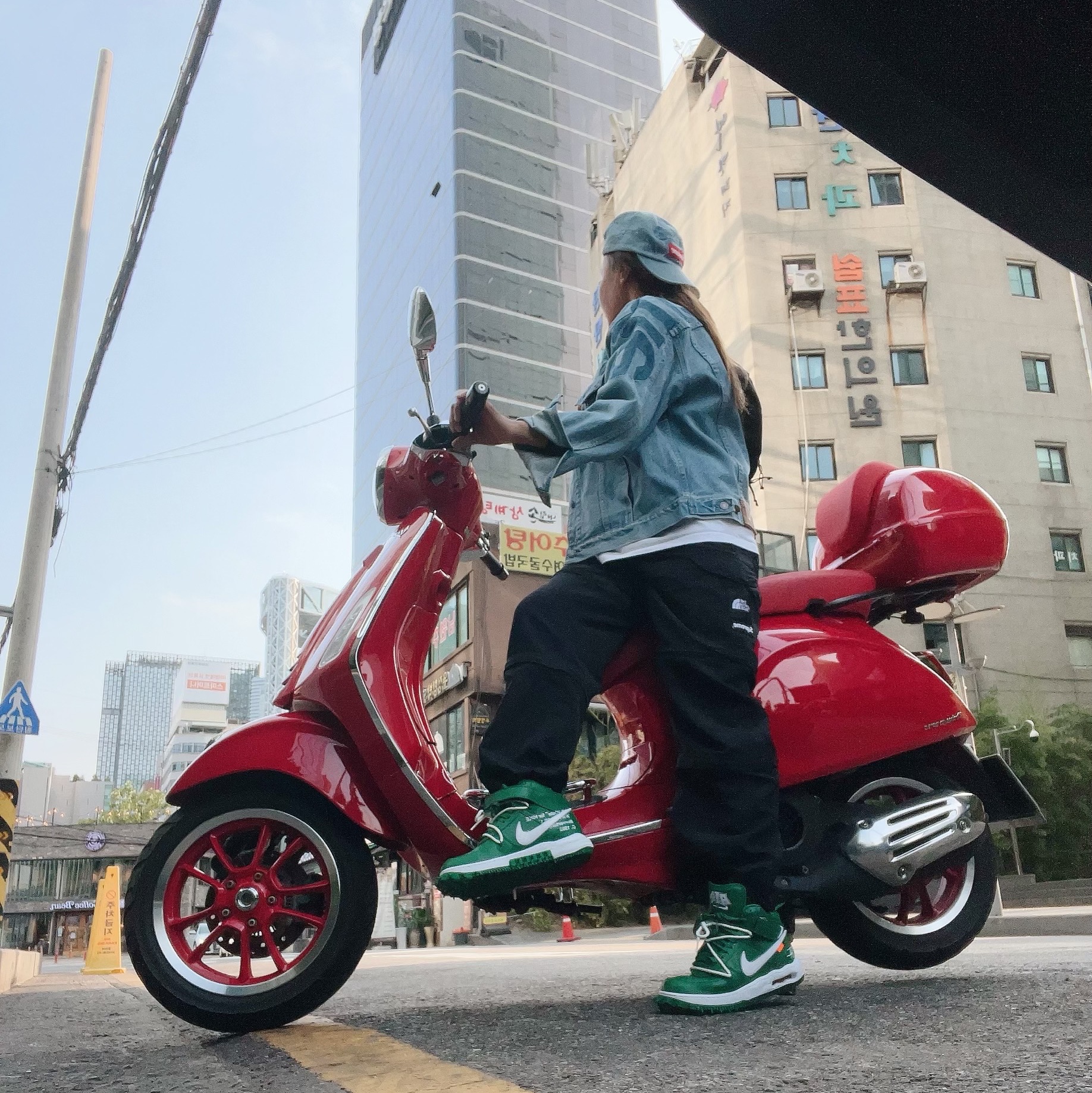 Nike x Off-White Air Force 1 Mid SP Leather Pine Green, Supreme Inset Logo Denim Trucker Jacket Washed Blue - 22SS 착용 스타일