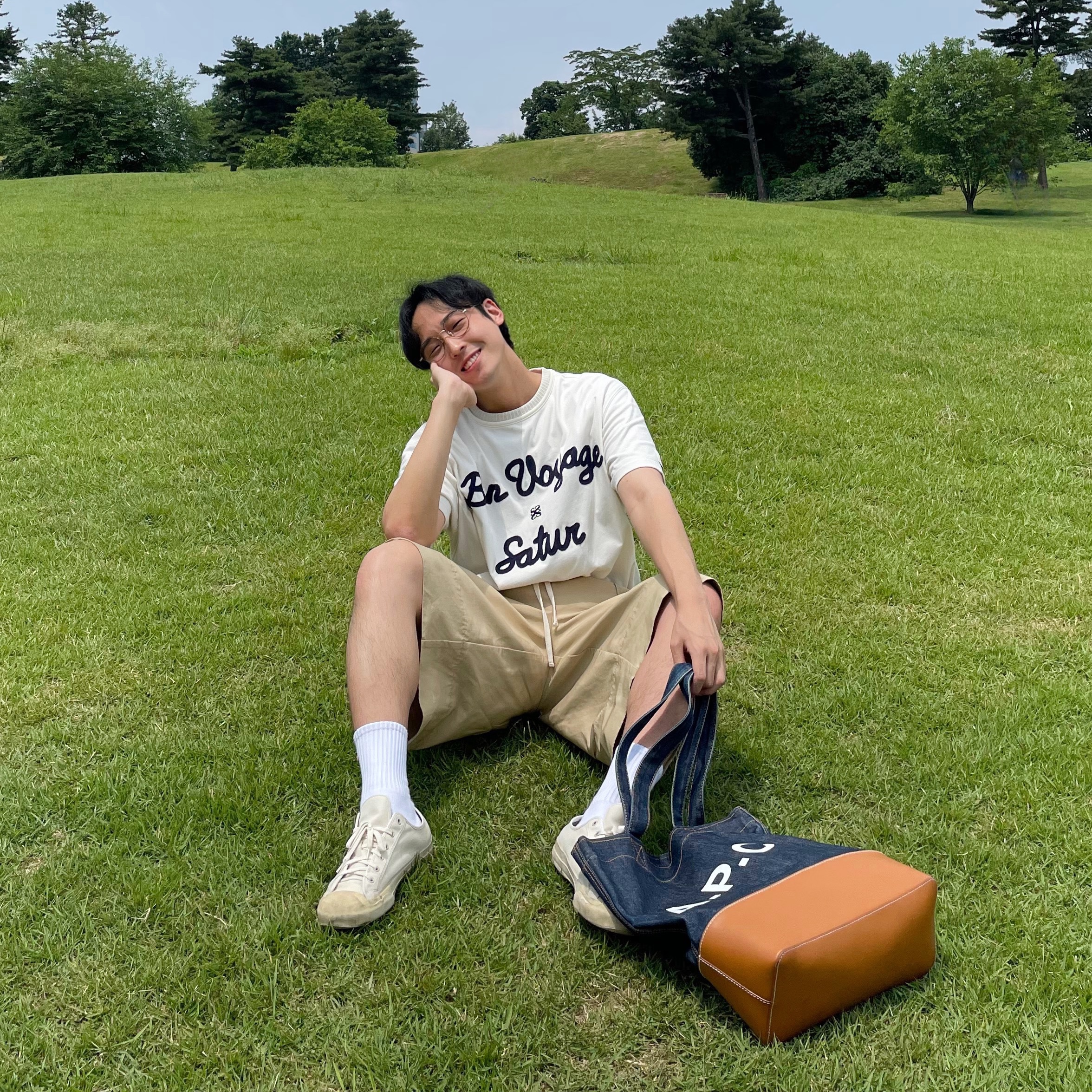 A.P.C. Axelle Tote Bag Denim Caramel 착용 스타일