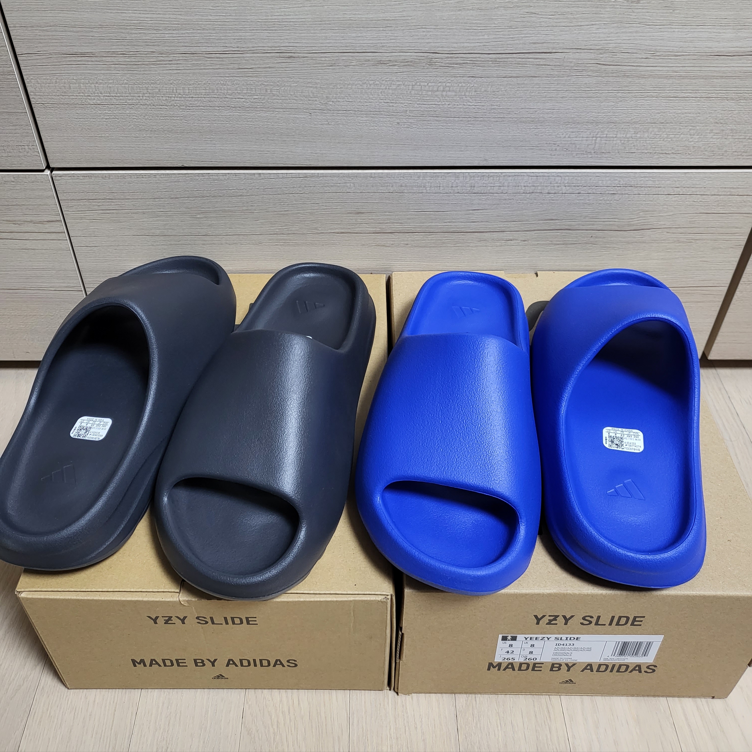 Adidas Yeezy Slide Onyx, Adidas Yeezy Slide Azure 착용 스타일 - 2