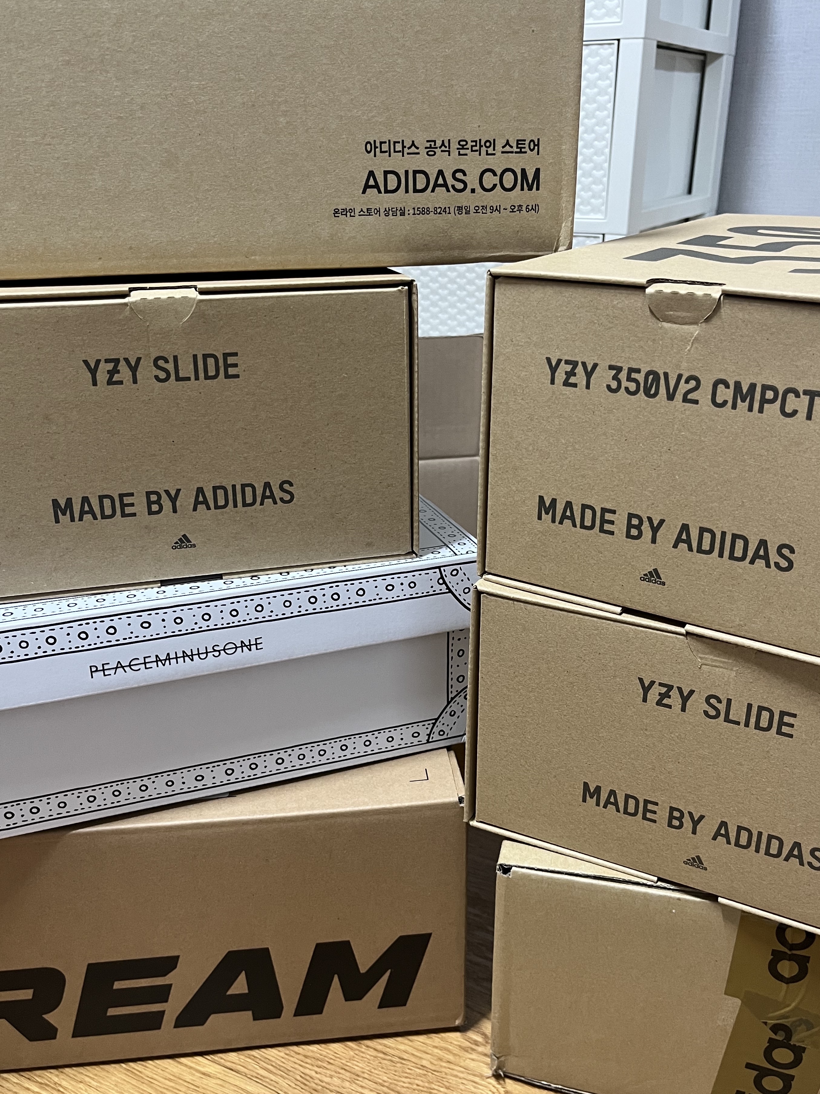 Nike x Peaceminusone Kwondo1 Black and White, Adidas Yeezy Slide Azure 착용 스타일