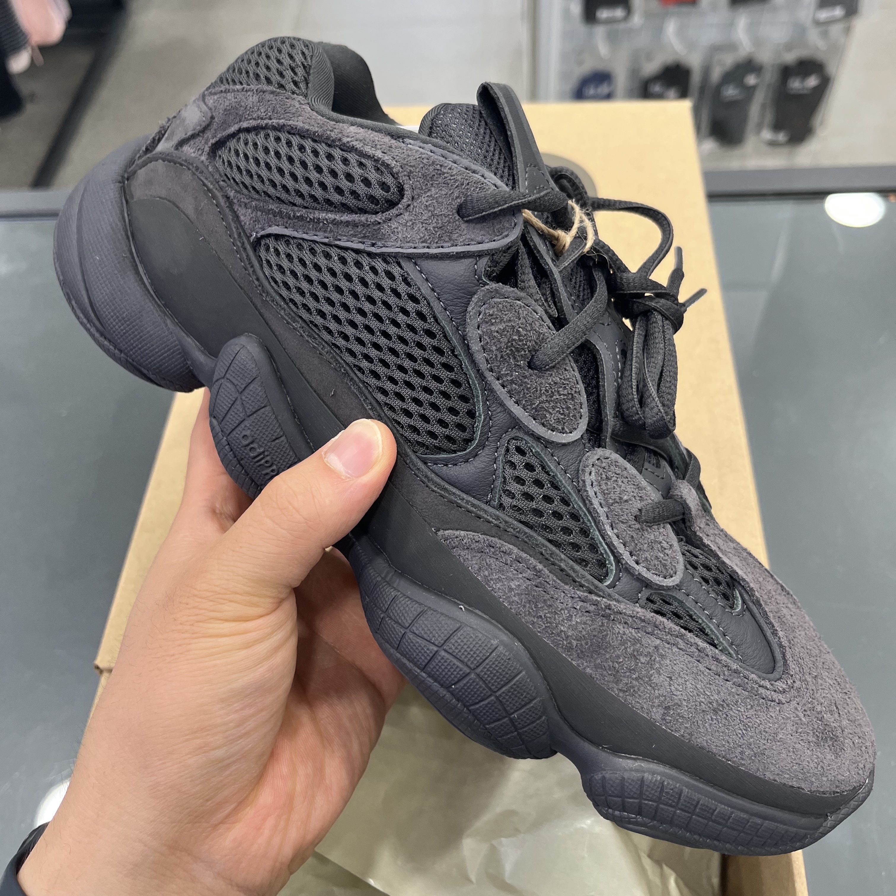 Adidas Yeezy 500 Utility Black 2022/2023 착용 스타일 - 3