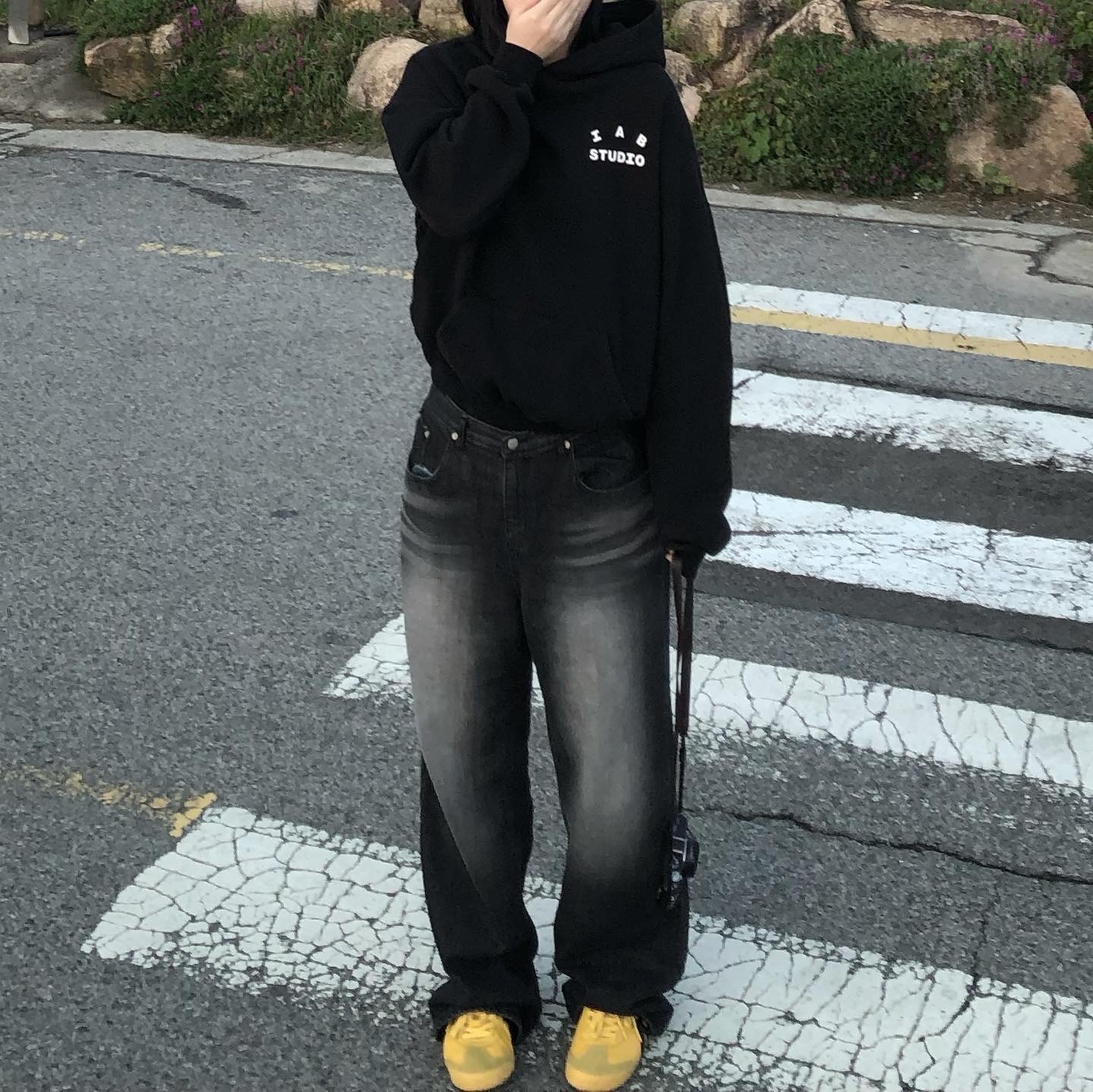 IAB Studio Hoodie Black White, Onitsuka Tiger Mexico 66 Yellow Black 착용 스타일 - 2