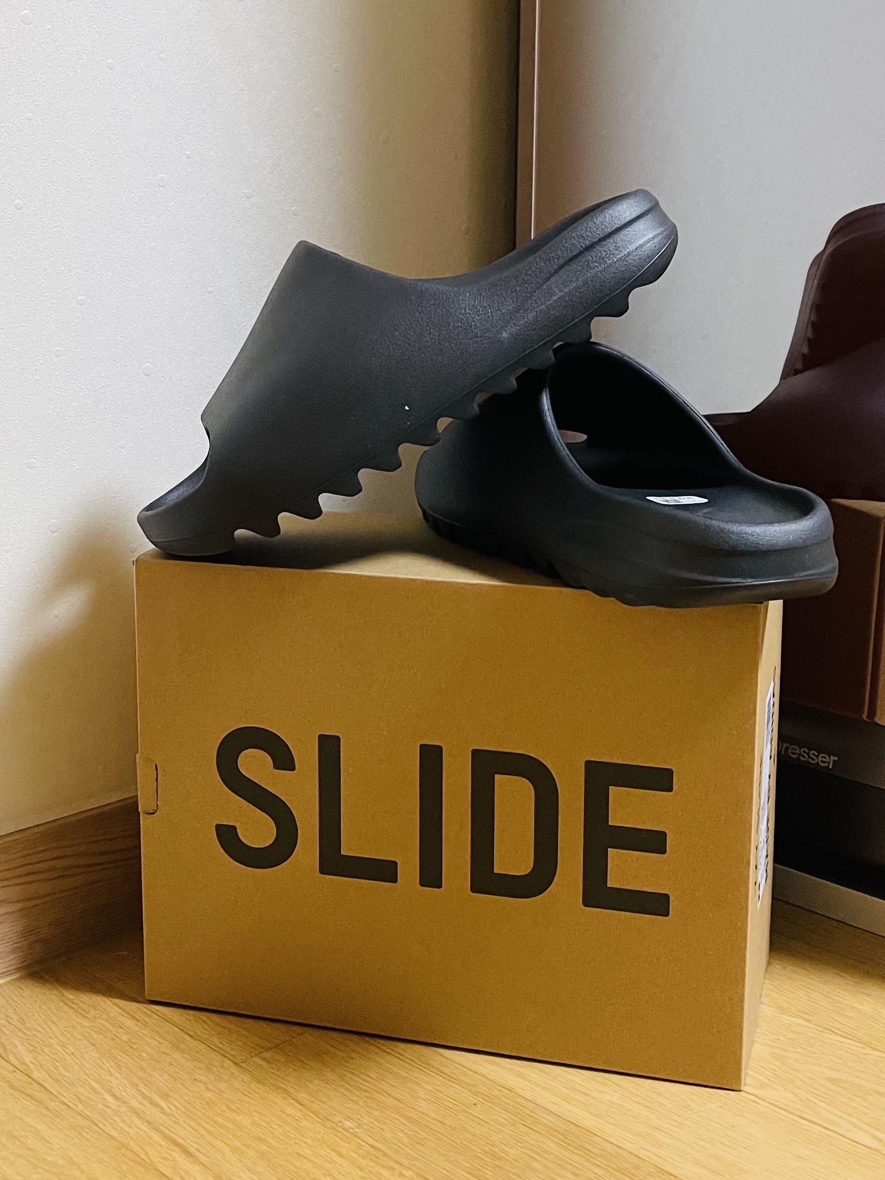 Adidas Yeezy Slide Onyx 착용 스타일