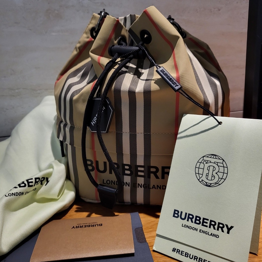 Burberry Icon Stripe Econyl Drawcord Pouch Archive Beige 착용 스타일