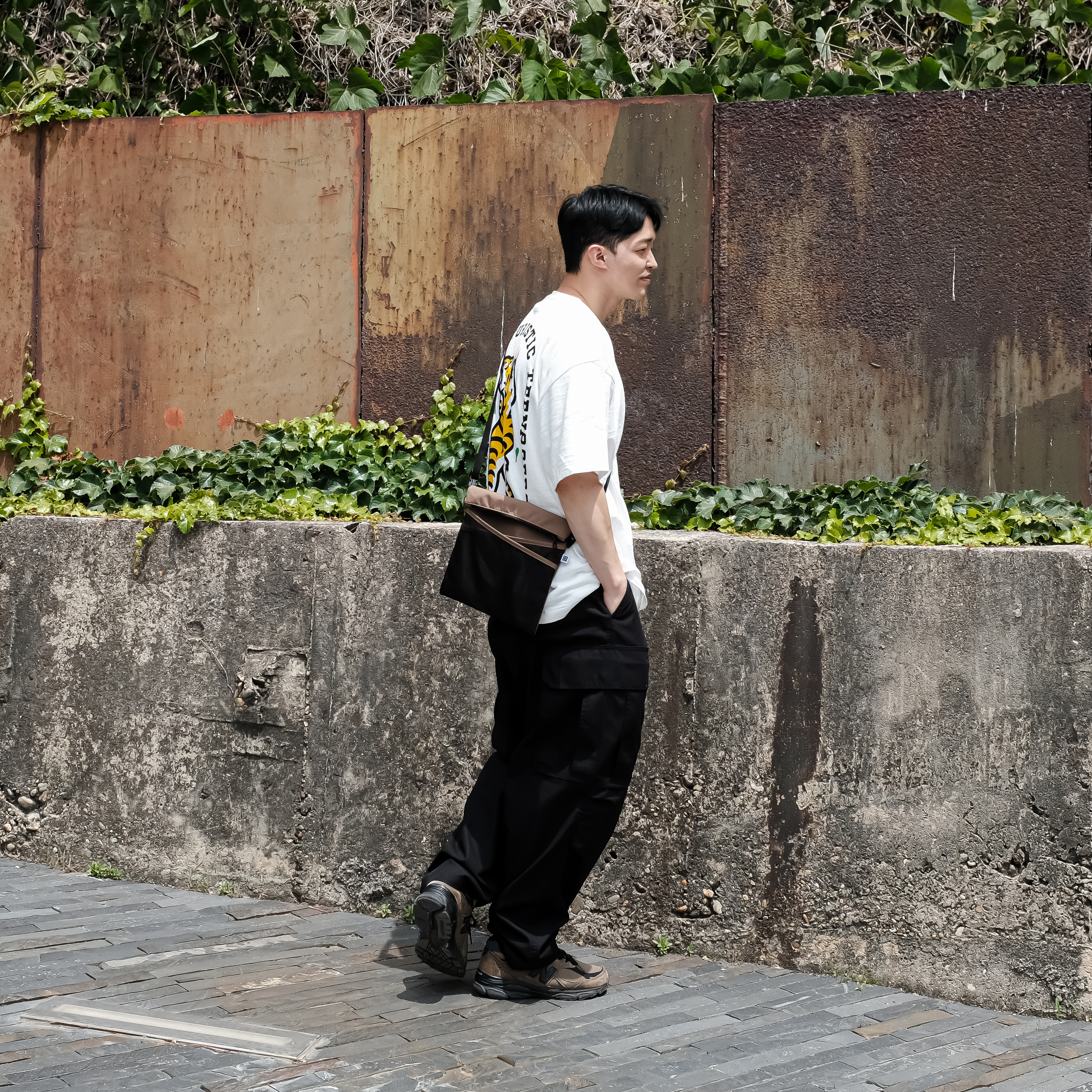 Helinox x Uniqlo Sacoche Black Tan, Human Made Pocket T-Shirt #2 White 착용 스타일 - 1