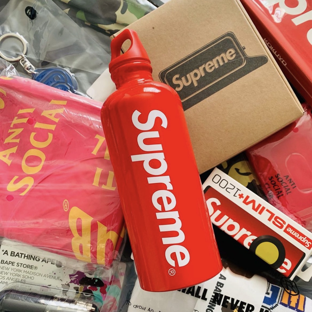 Supreme x Sigg Traveller 0.6L Water Bottle Red - 23SS 착용 스타일