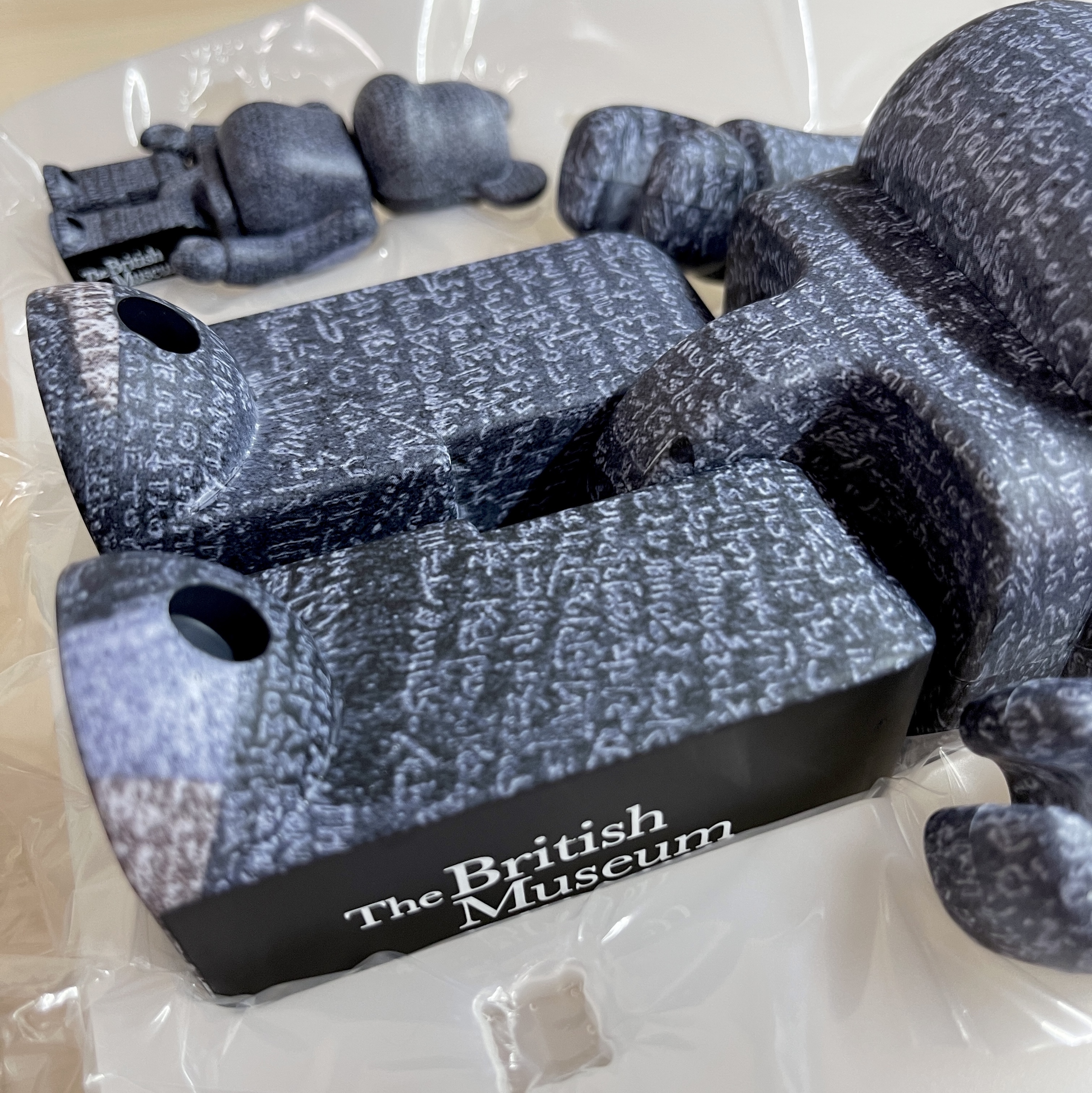 Bearbrick x The British Museum The Rosetta Stone 100% & 400% Set 착용 스타일 - 3
