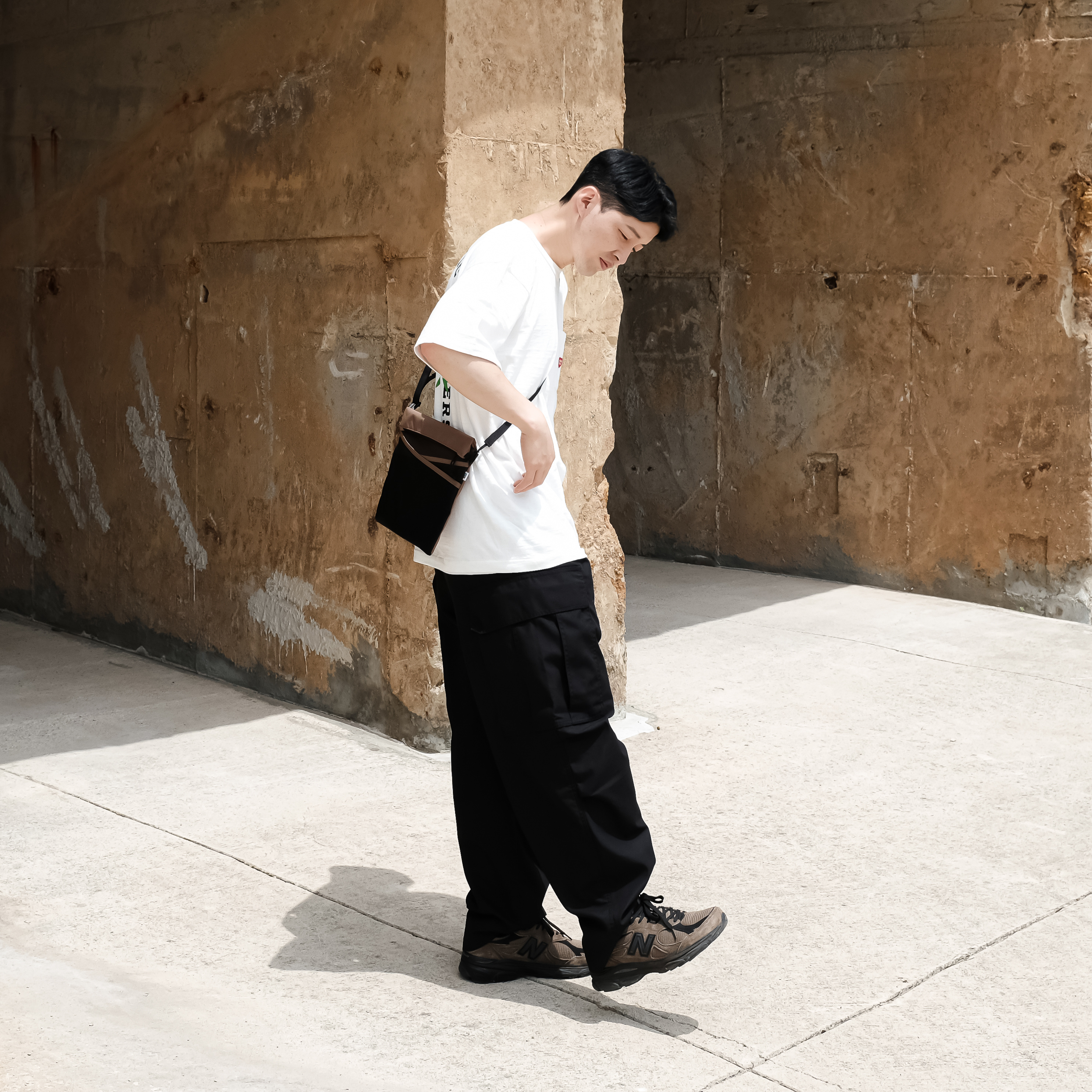 Helinox x Uniqlo Sacoche Black Tan, Human Made Pocket T-Shirt #2 White 착용 스타일 - 3